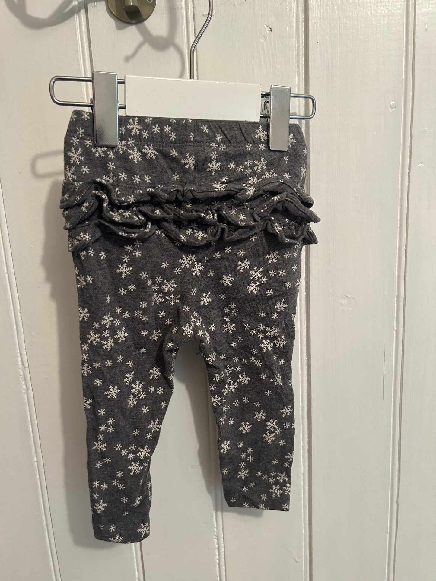 Old navy 6/12m grey snowflake ruffle bum leggings