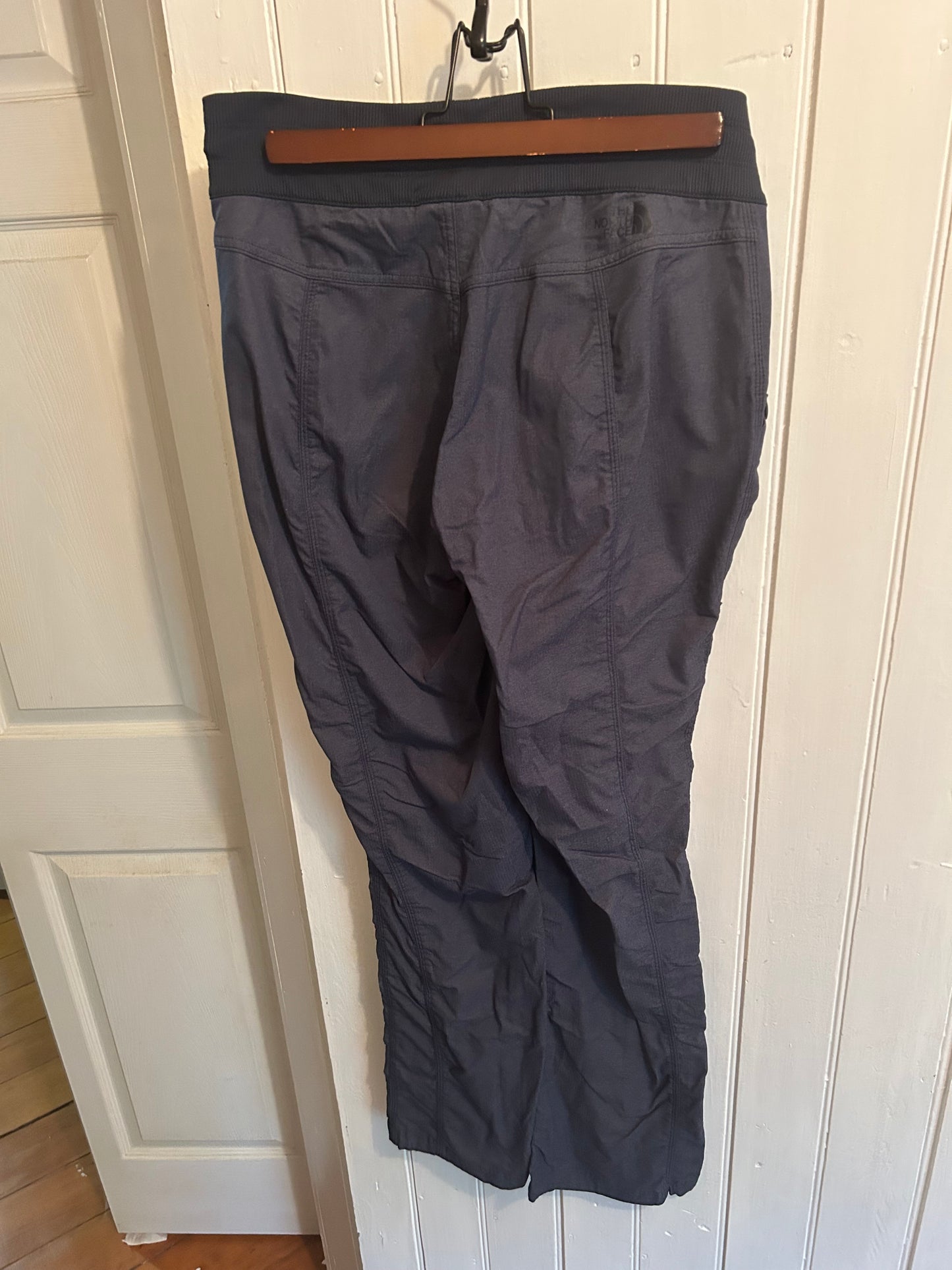 North Face medium navy blue scrunch pants