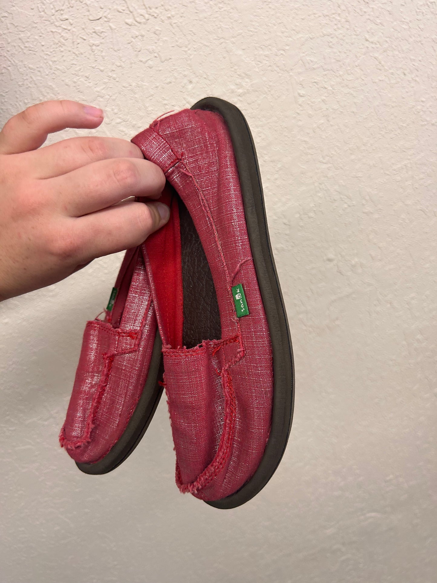 Sanuk women’s 5 pink slip on shoes