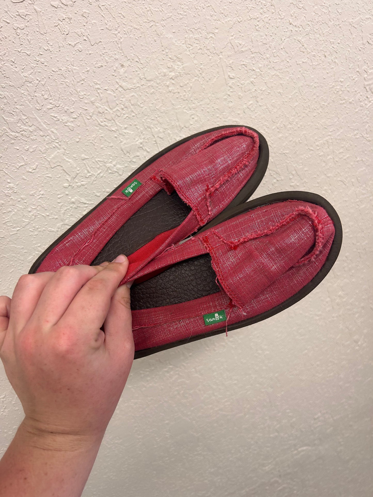 Sanuk women’s 5 pink slip on shoes