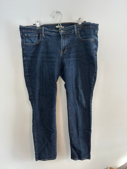 Old navy 16 SHORT medium wash mid rise straight leg jeans