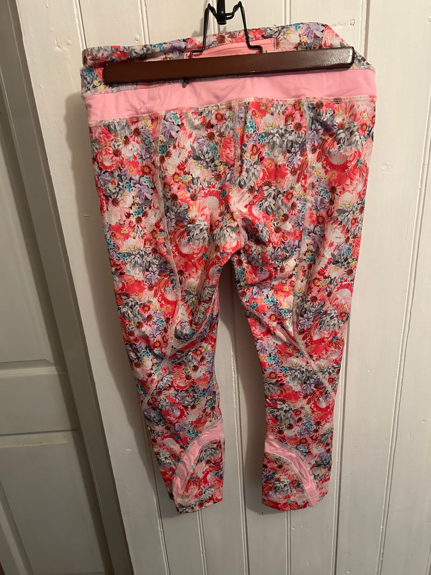 Lululemon 6 pink floral capris leggings