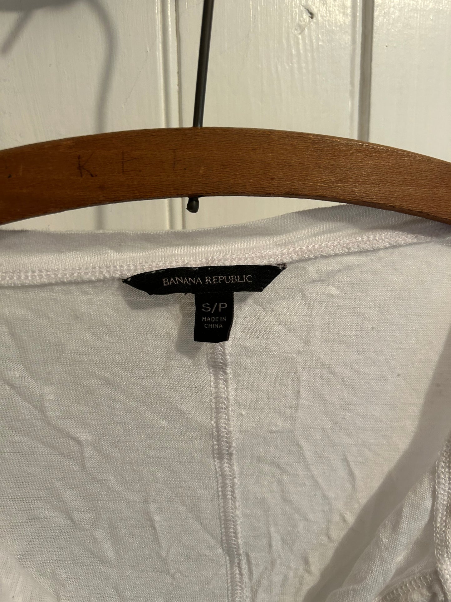 Banana republic small white long sleeve vneck top