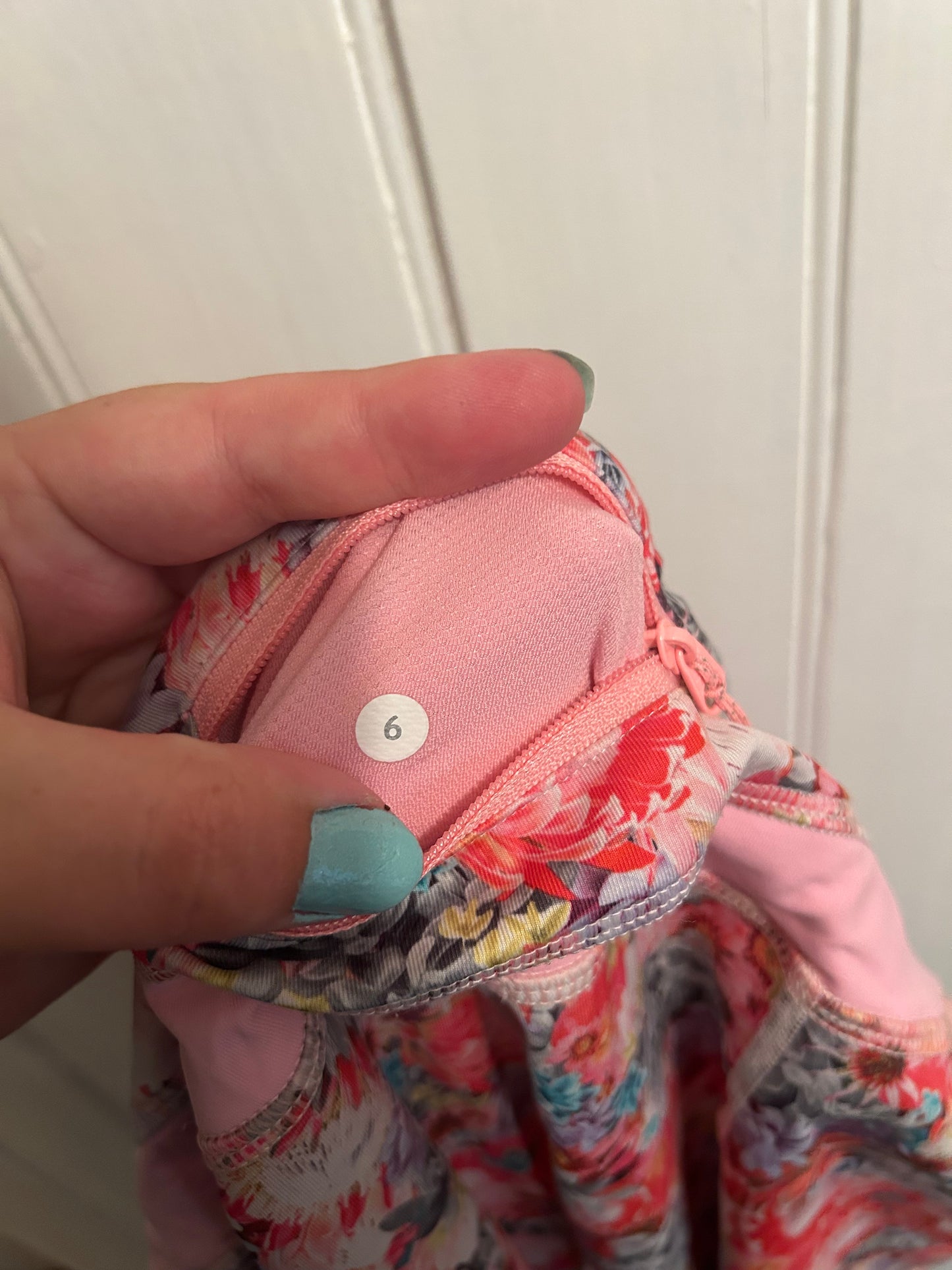 Lululemon 6 pink floral capris leggings