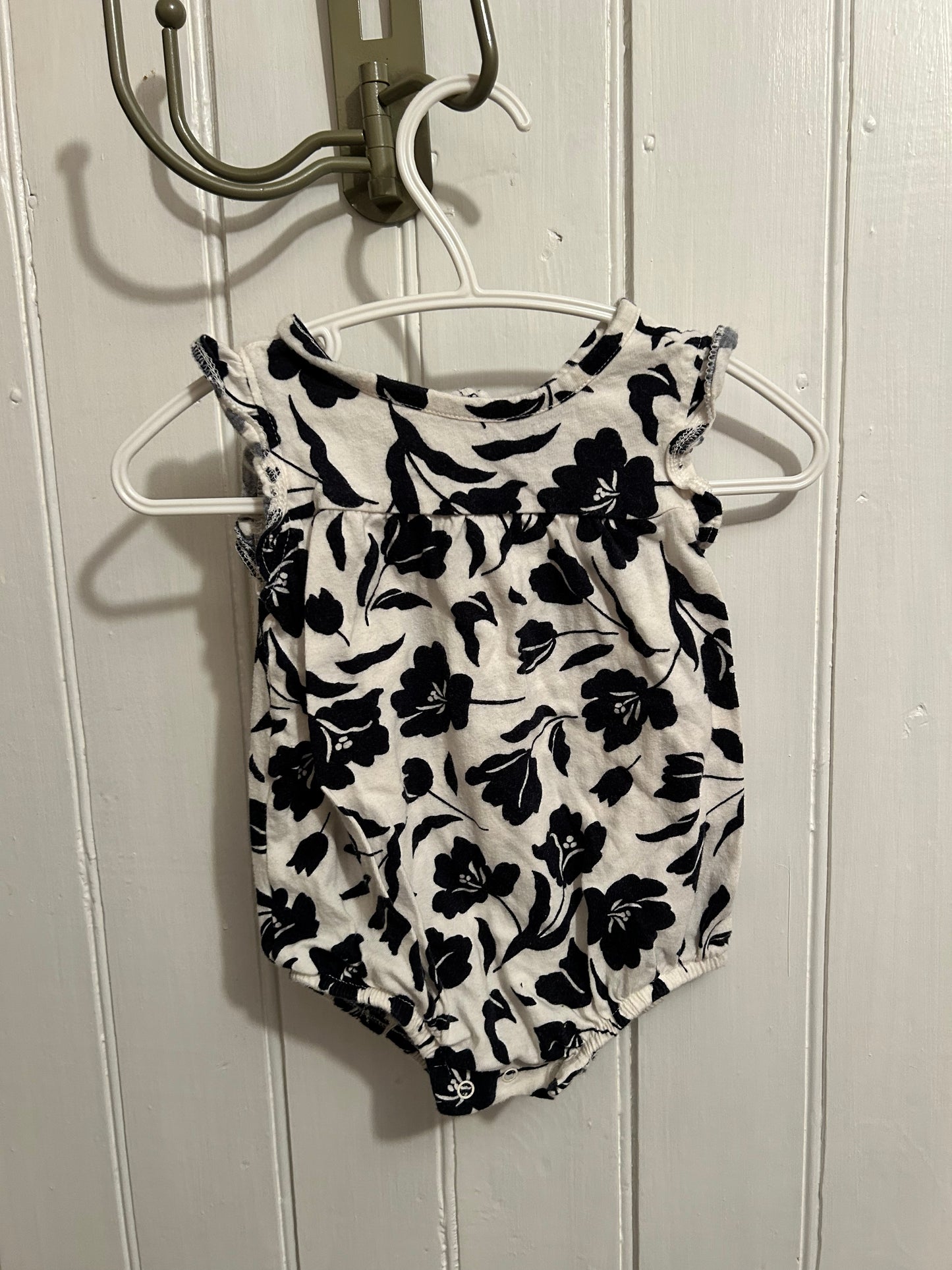 Old navy 0/3m black & white floral romper