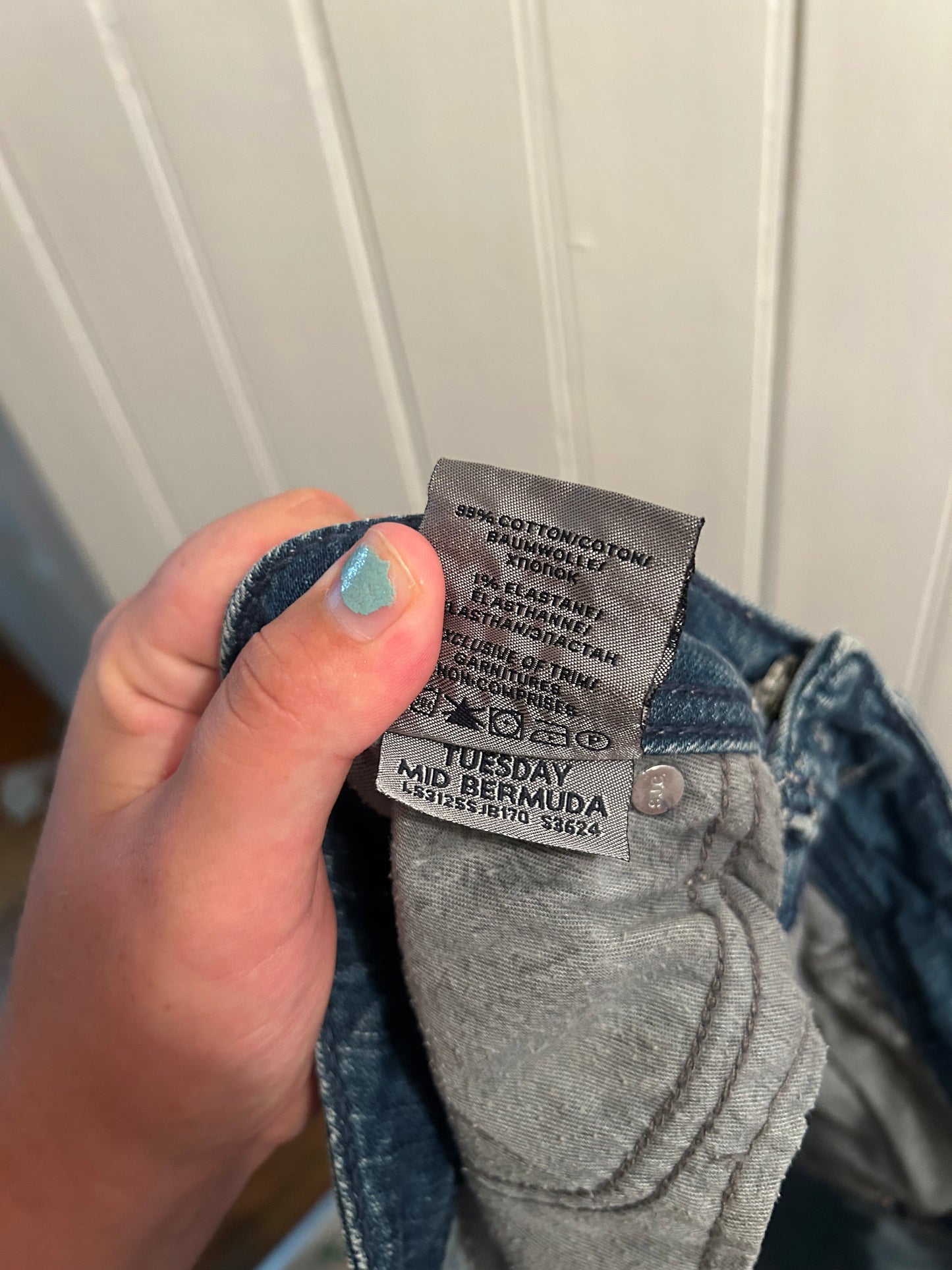 Silver jeans women’s 29 medium wash Bermuda denim shorts