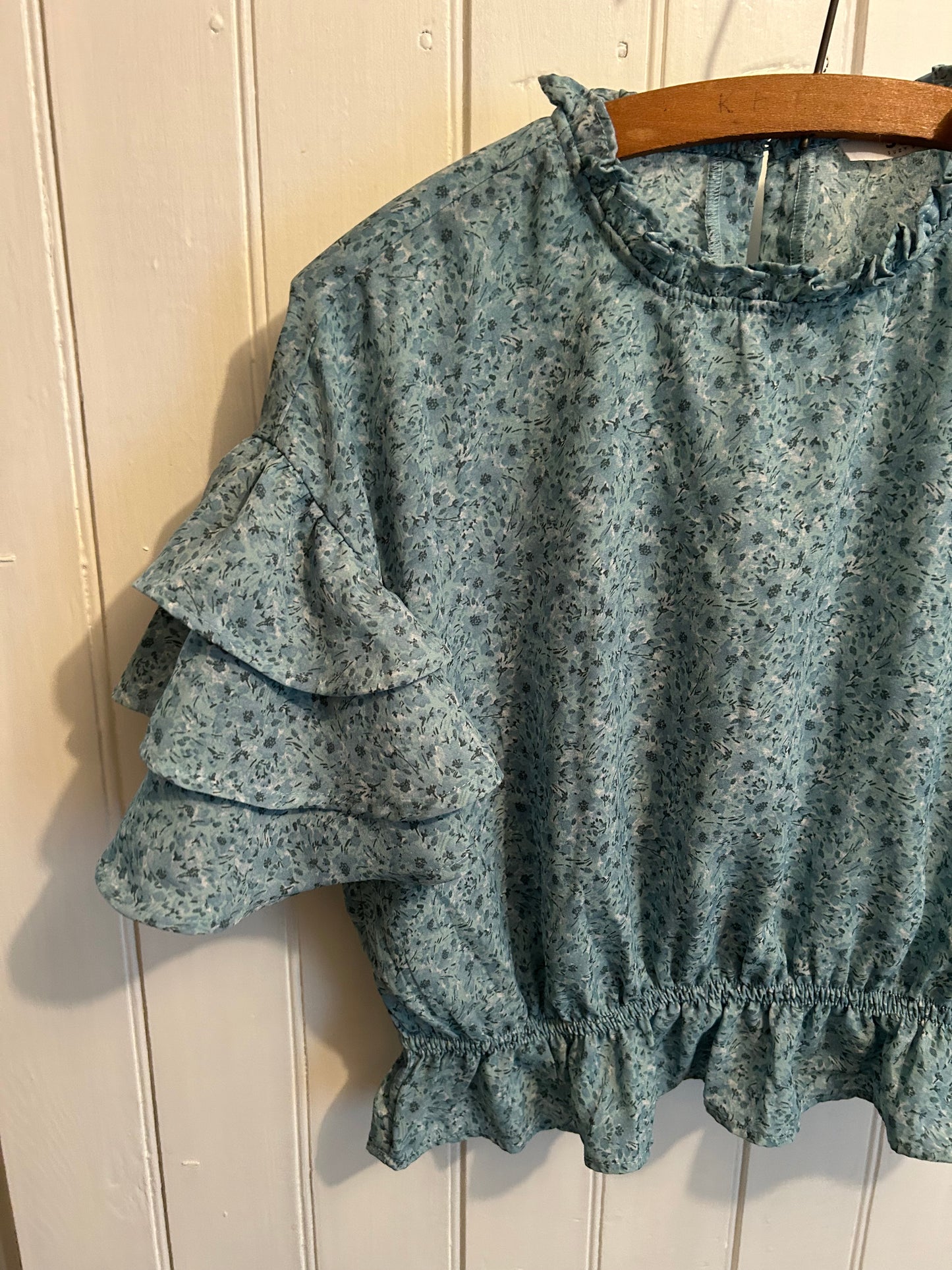 Suzy sheir medium blue floral ruffle blouse