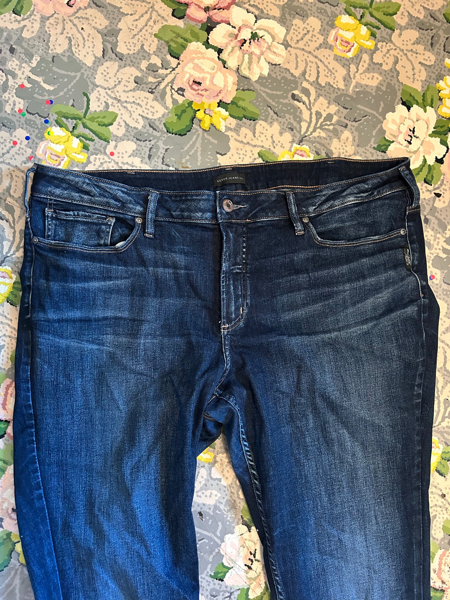 Silver jeans plus 22 dark wash skinny jeans