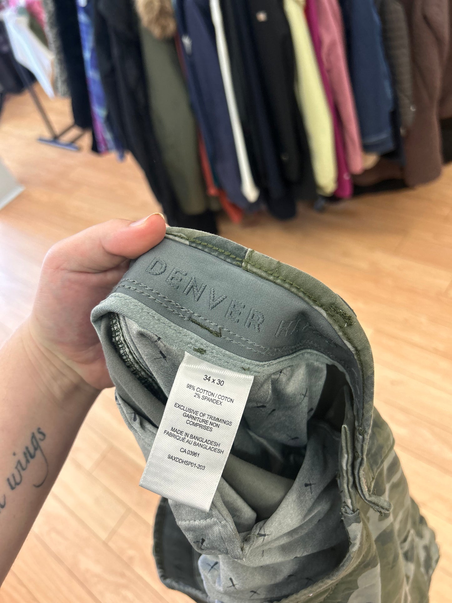 Denver Hayes women’s 34 green camo cargo straight leg jeans