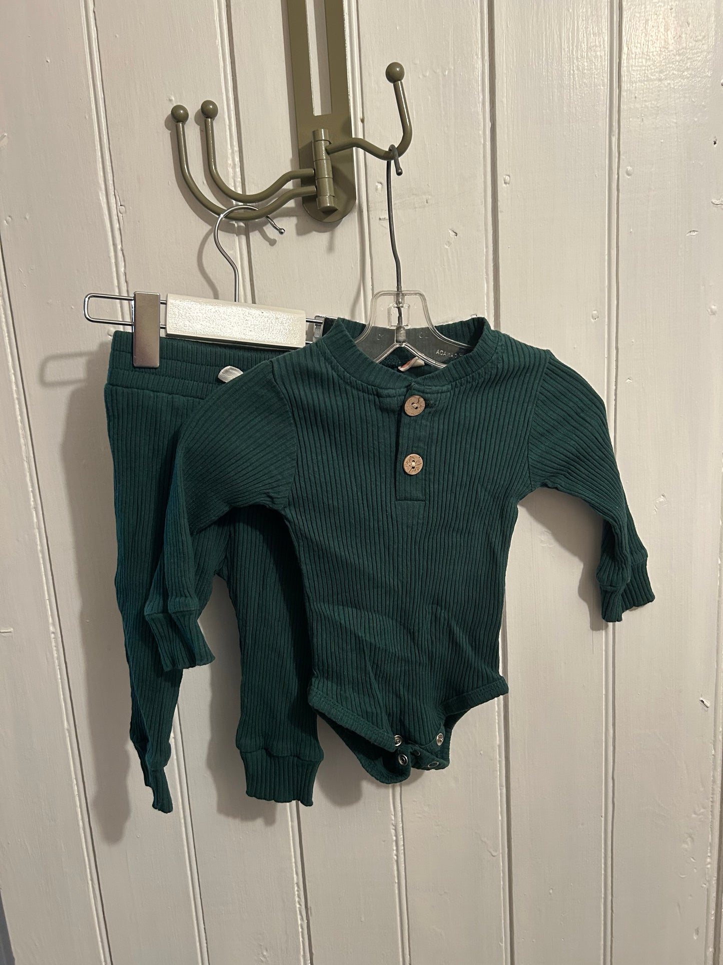 6/9m green ribbed onesie & pants set