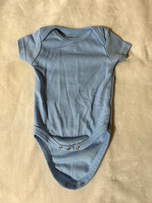 Kyle & Deena 0/3m light blue onesie