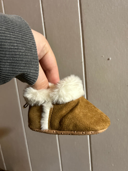 Old navy 0/3m brown Sherpa booties