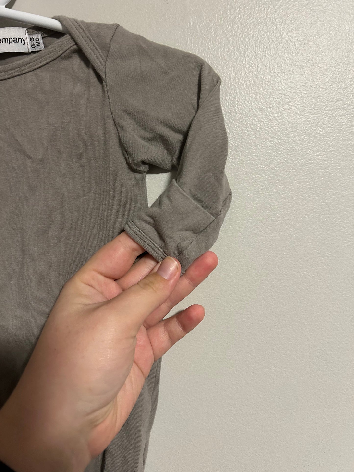 Over company 0/3m grey knot gown