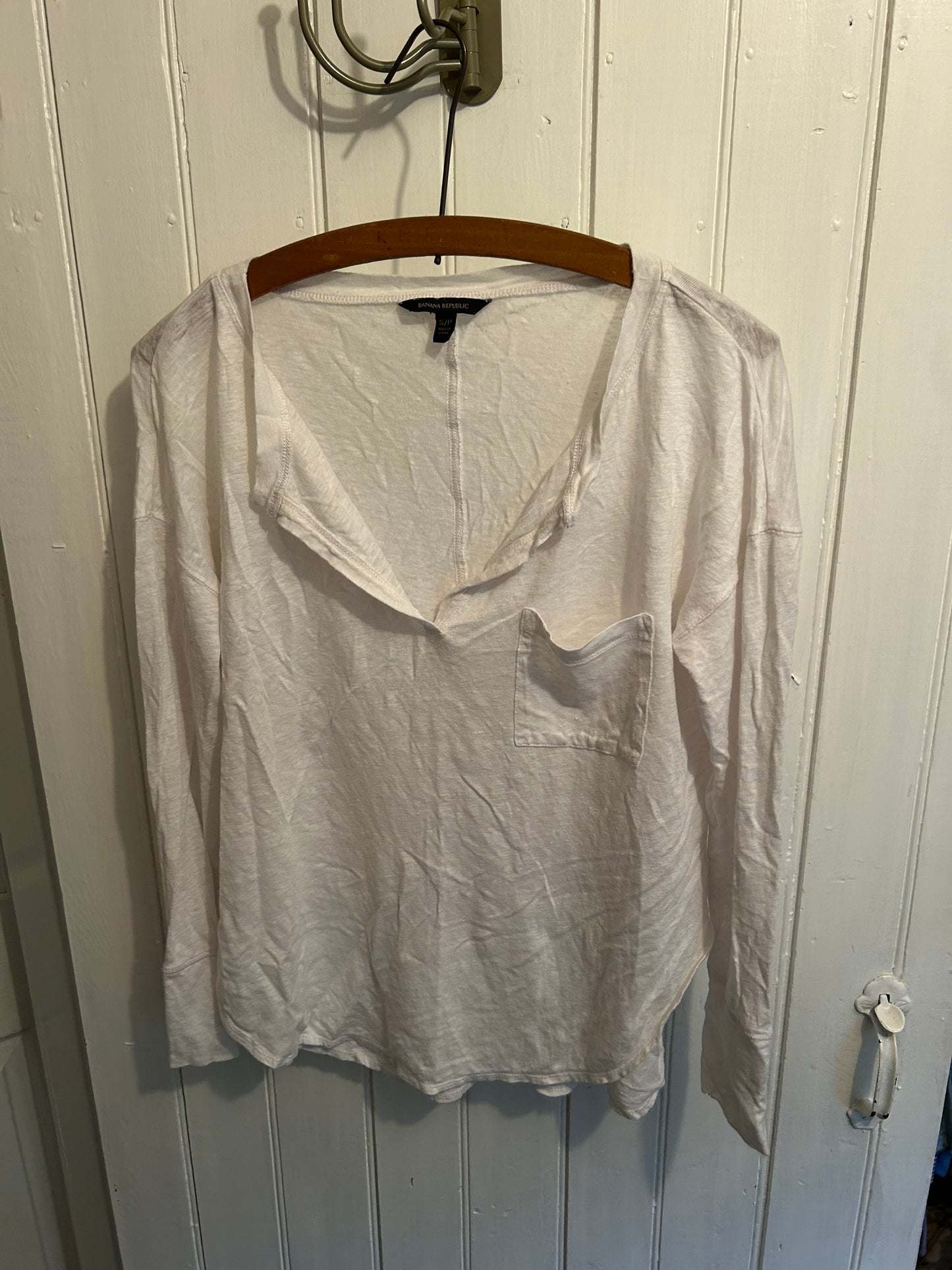 Banana republic small white long sleeve vneck top