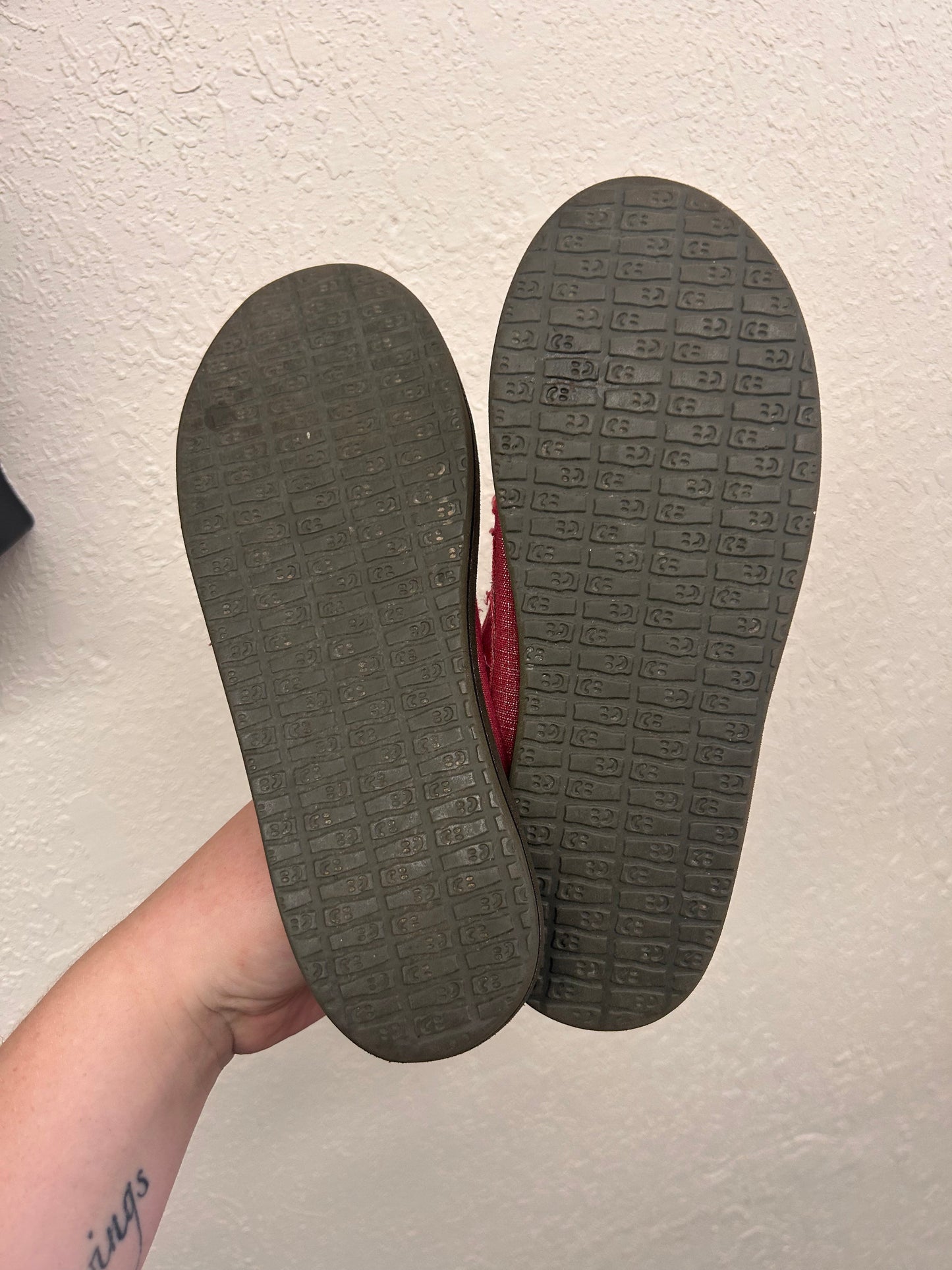 Sanuk women’s 5 pink slip on shoes