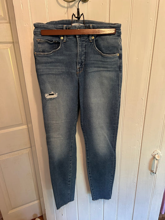 Good American 30 light wash skinny jeans with raw hems