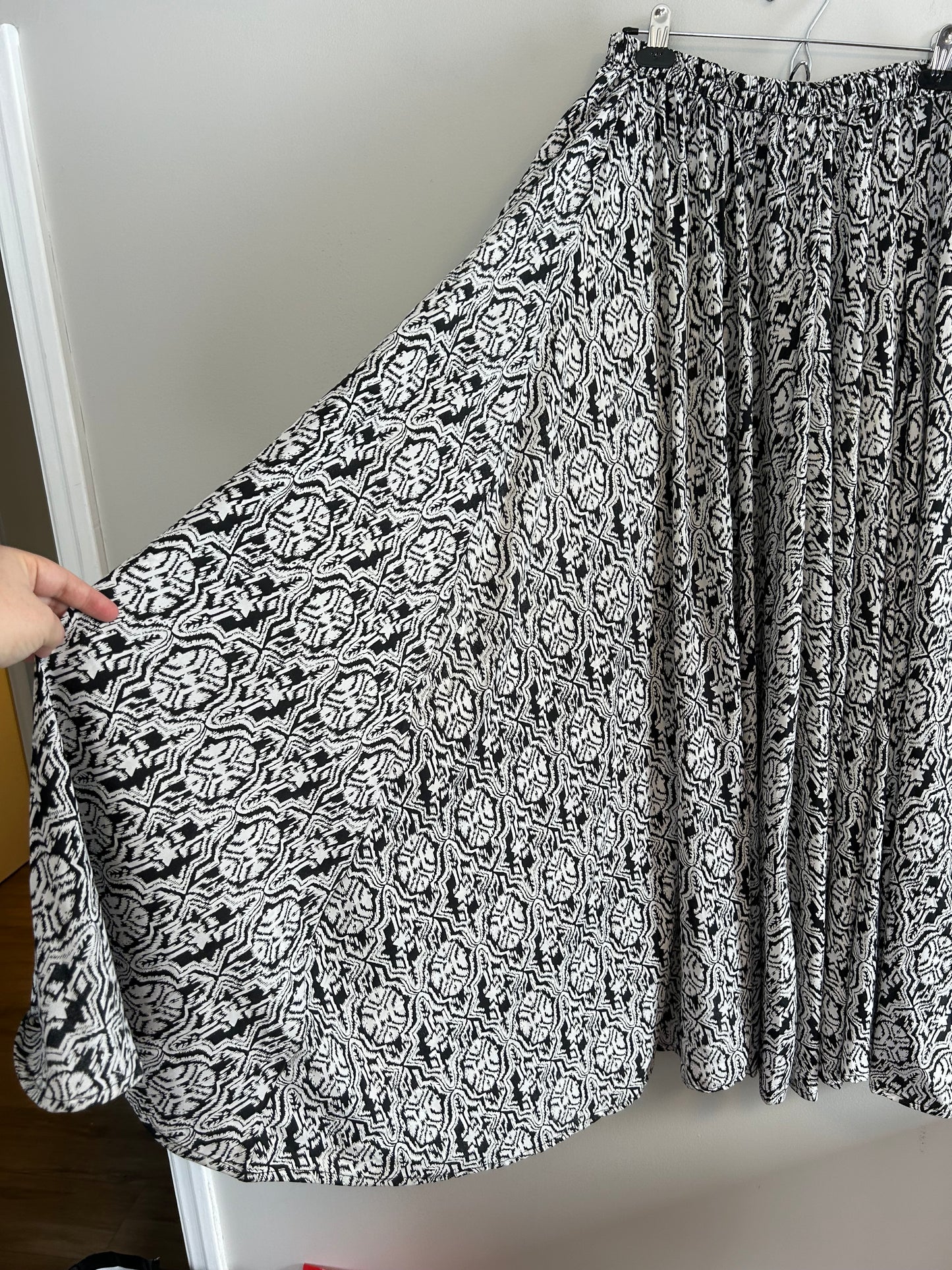 Magic medium black & white flowy maxi skirt