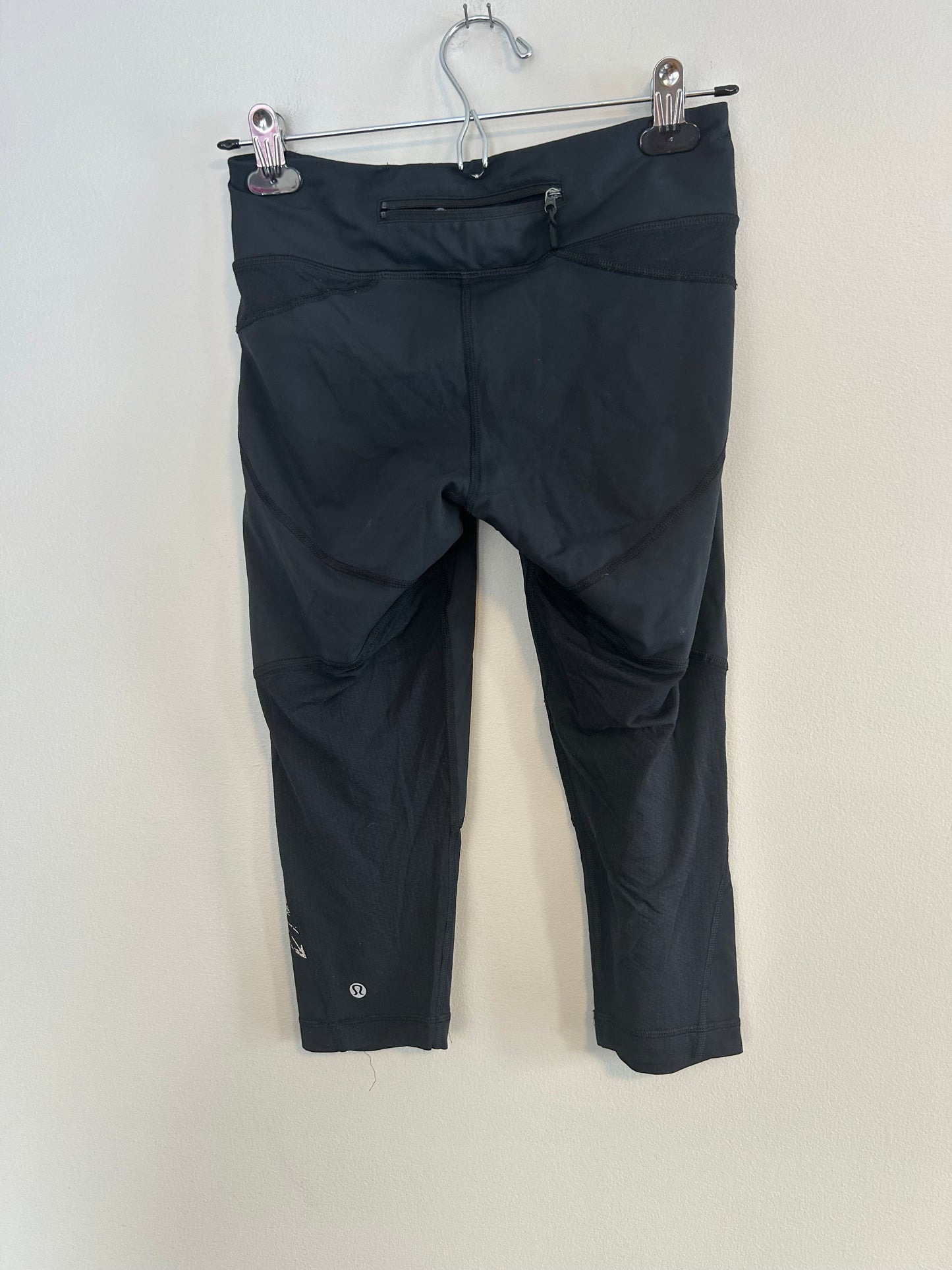 Lululemon 6 black butterfly cropped leggings