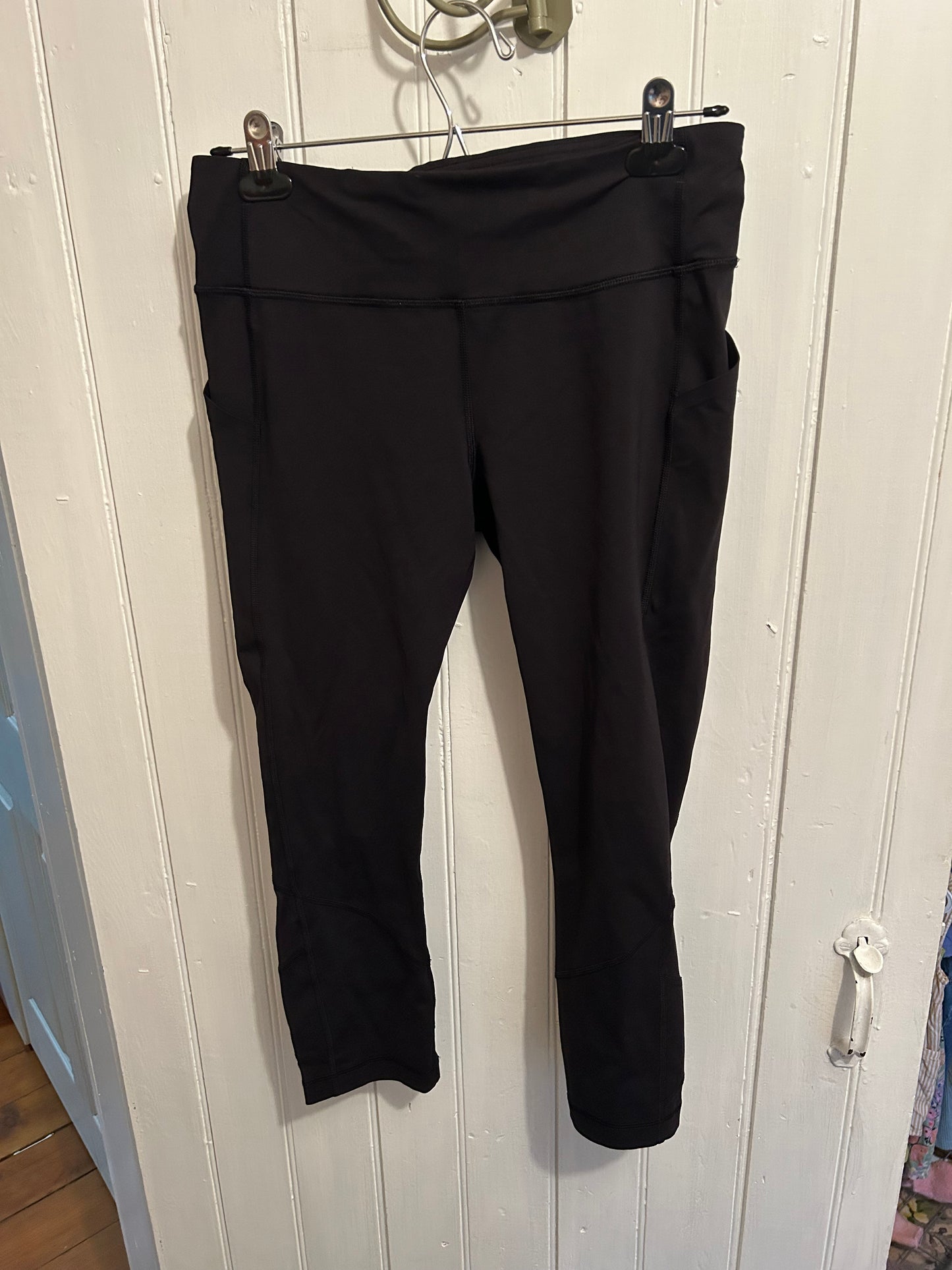 Lululemon 8 cropped mesh back leggings