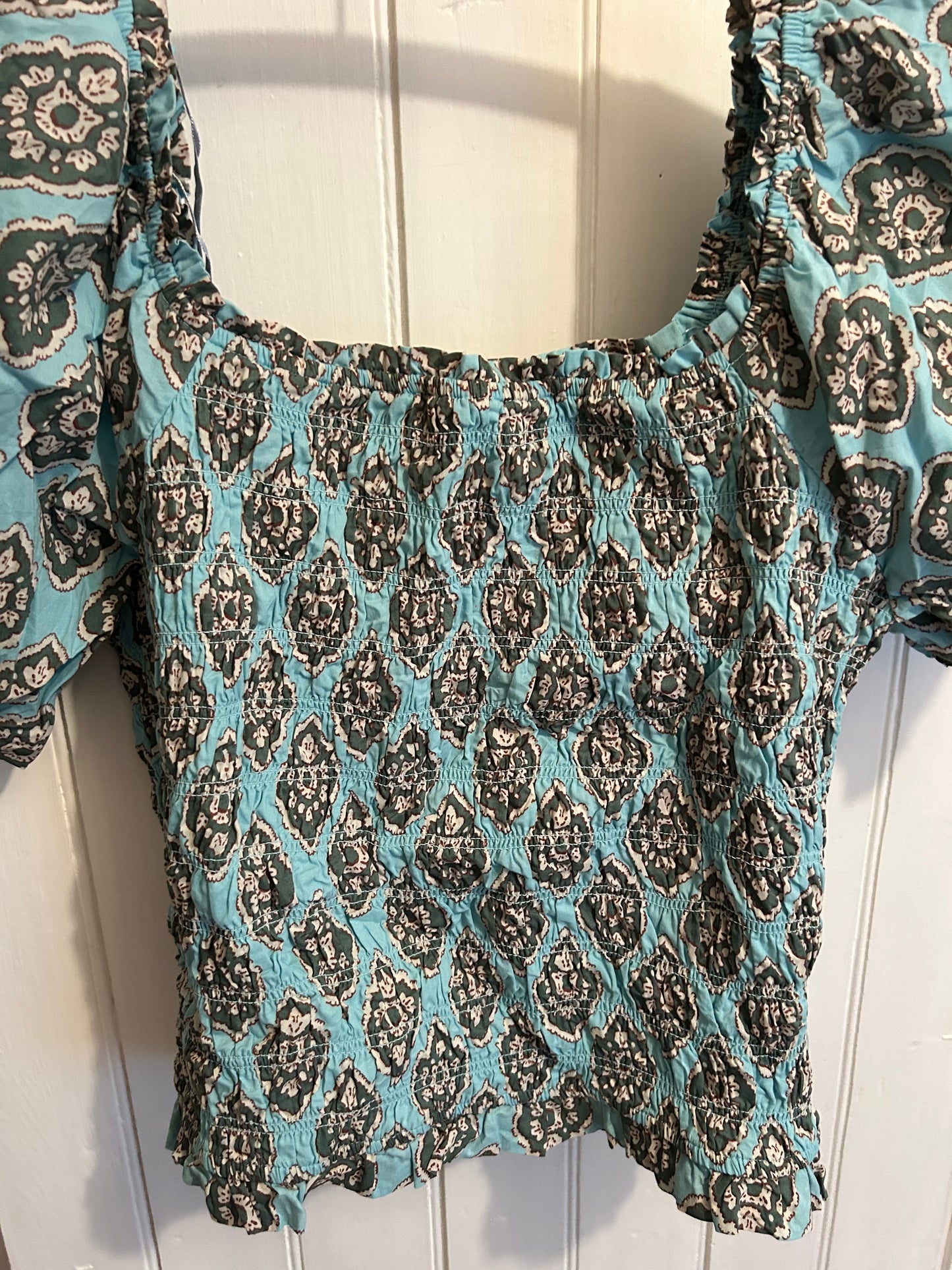 Maurcies 1x blue & green paisley scrunch cropped top
