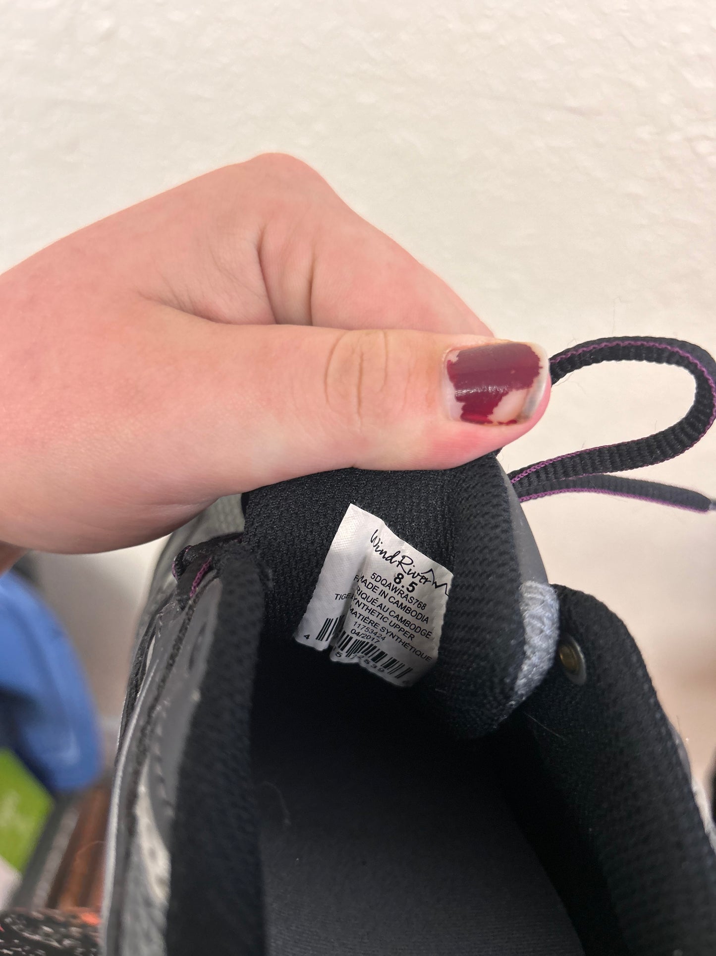 NEW Wind river DR scholls 8.5 grey  runners