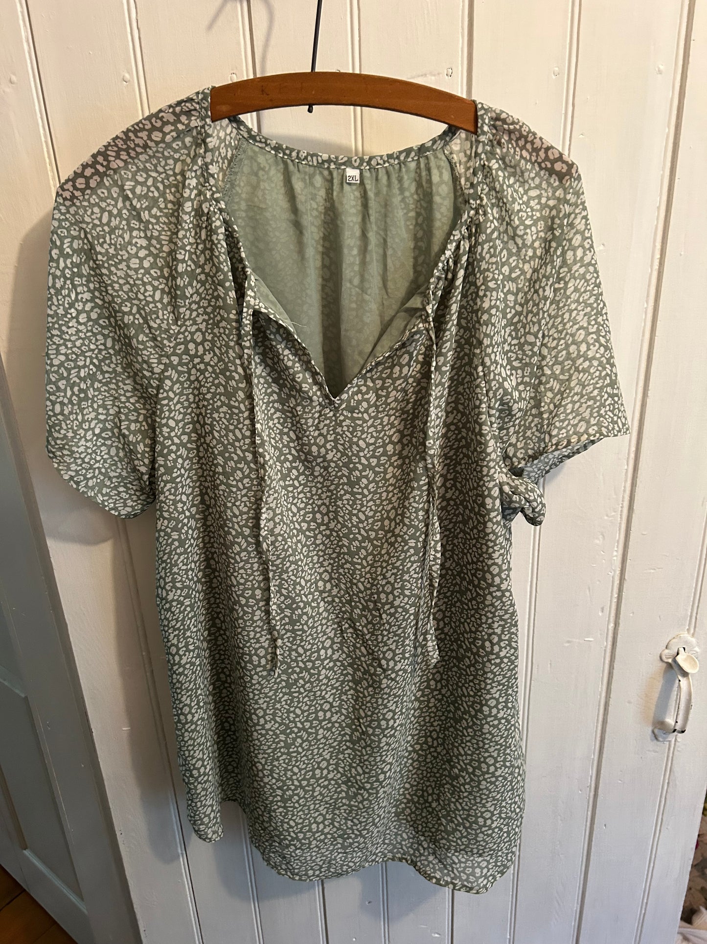 2x green cheetah vneck blouse