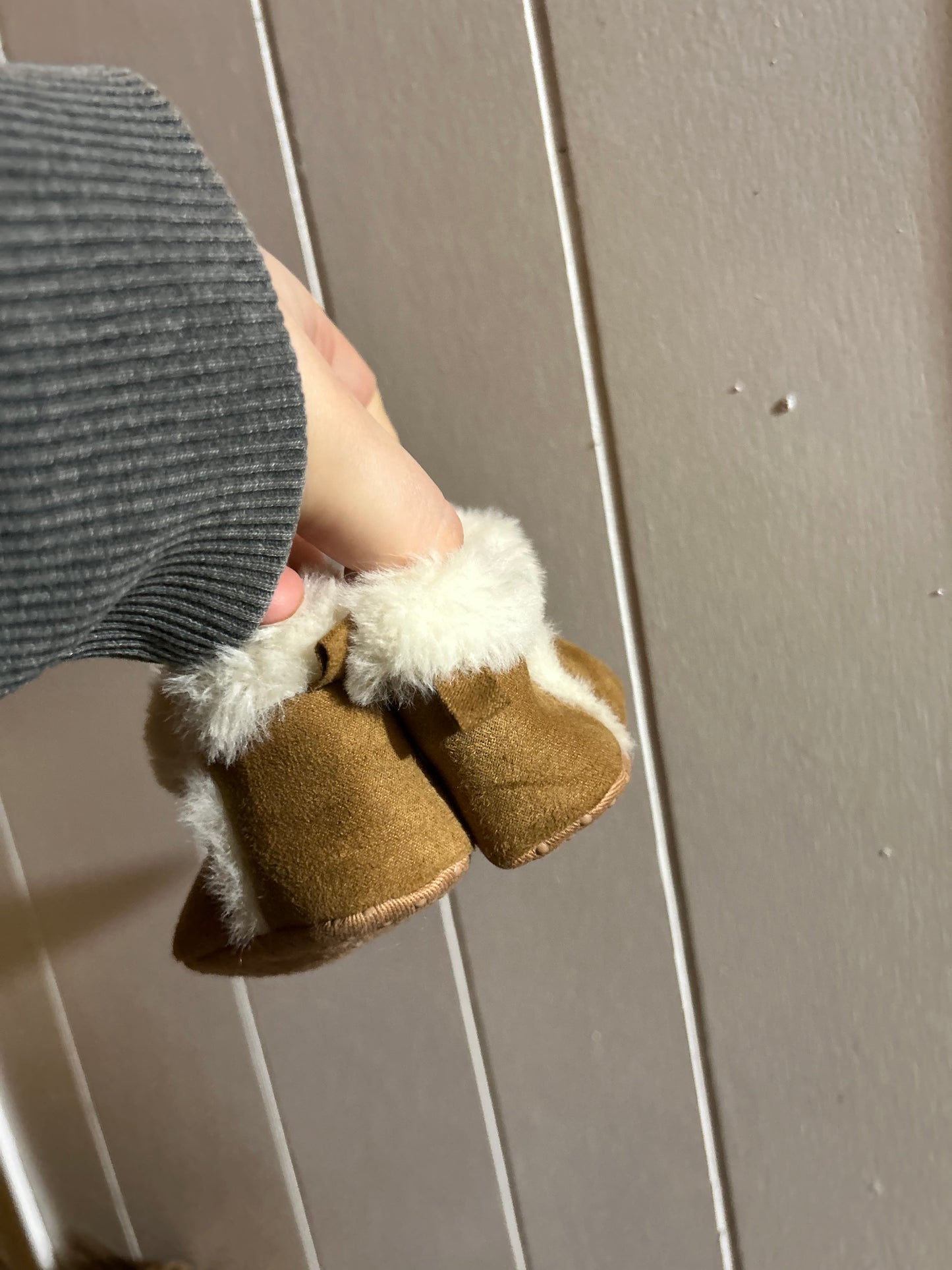 Old navy 0/3m brown Sherpa booties