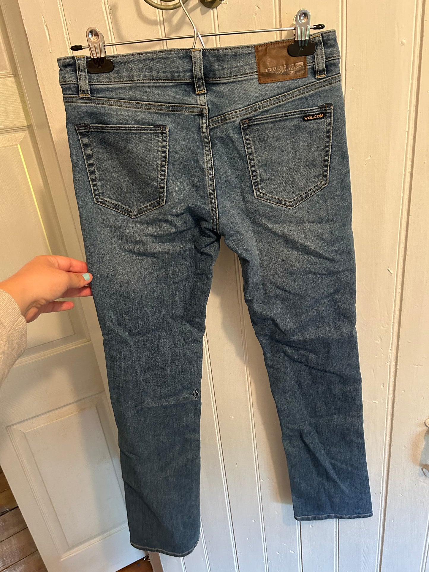 Volcom 29 light wash slim straight leg jeans