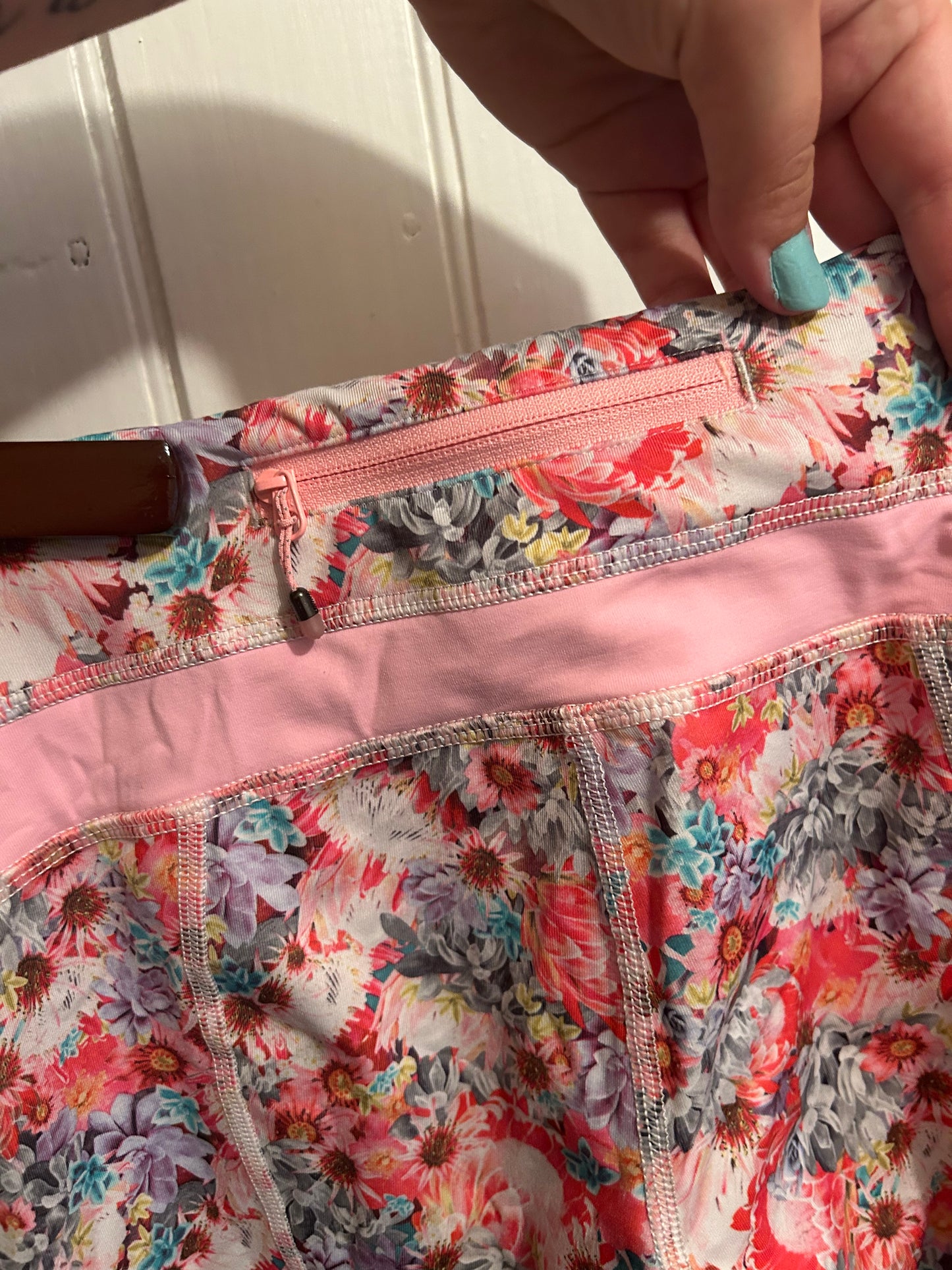 Lululemon 6 pink floral capris leggings