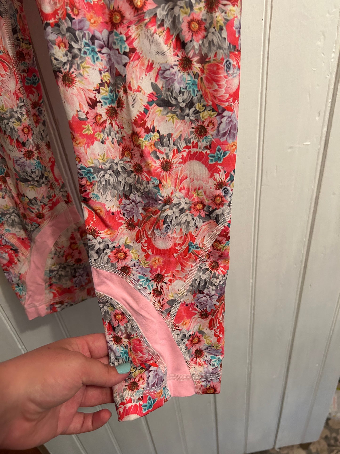 Lululemon 6 pink floral capris leggings