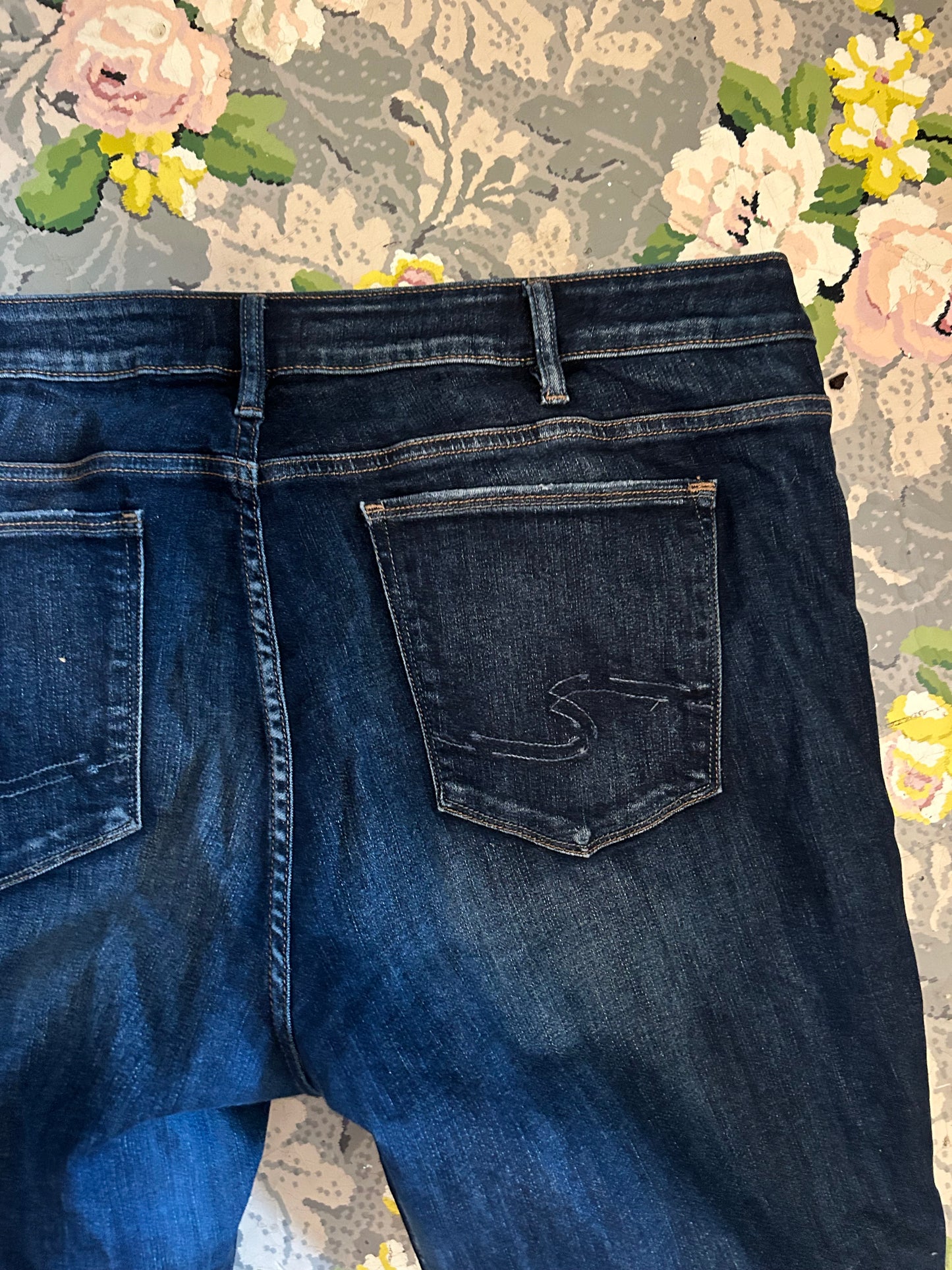 Silver jeans plus 22 dark wash skinny jeans