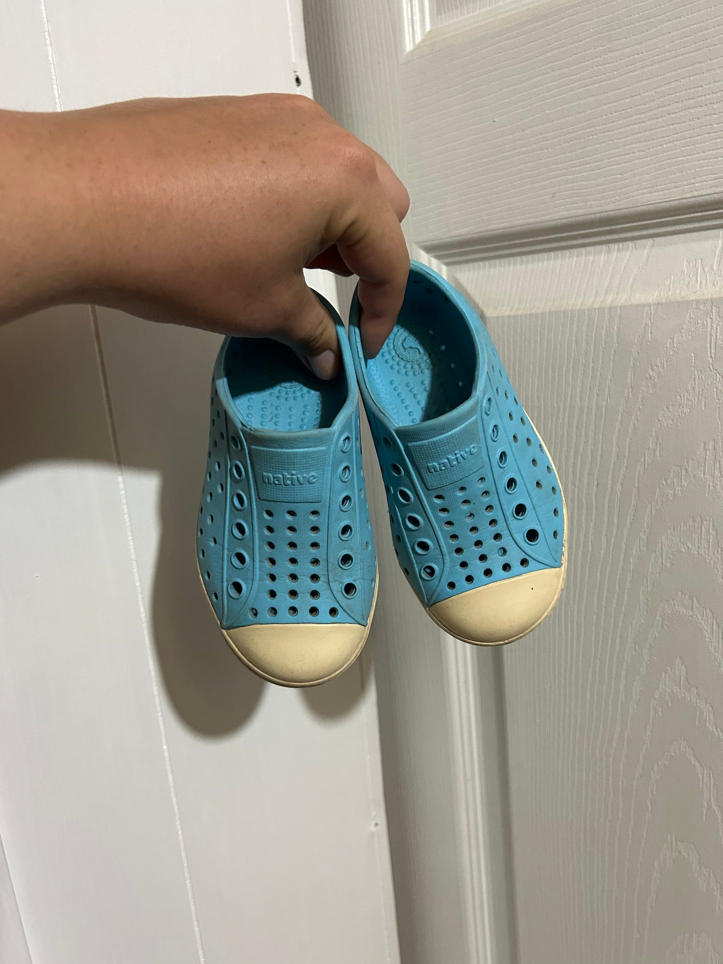 Native toddler 7 blue shoes