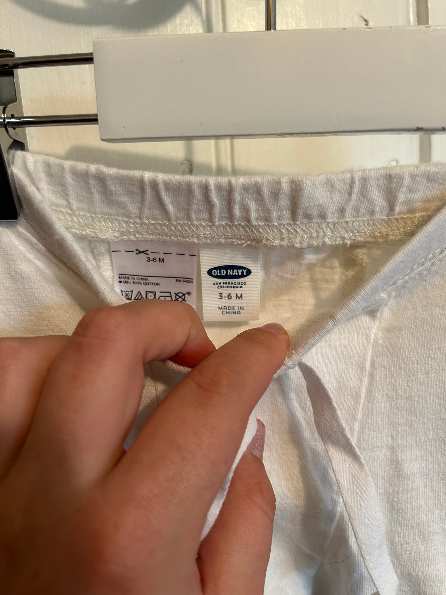 Old navy 3/6m white & yellow sunshine knee pants