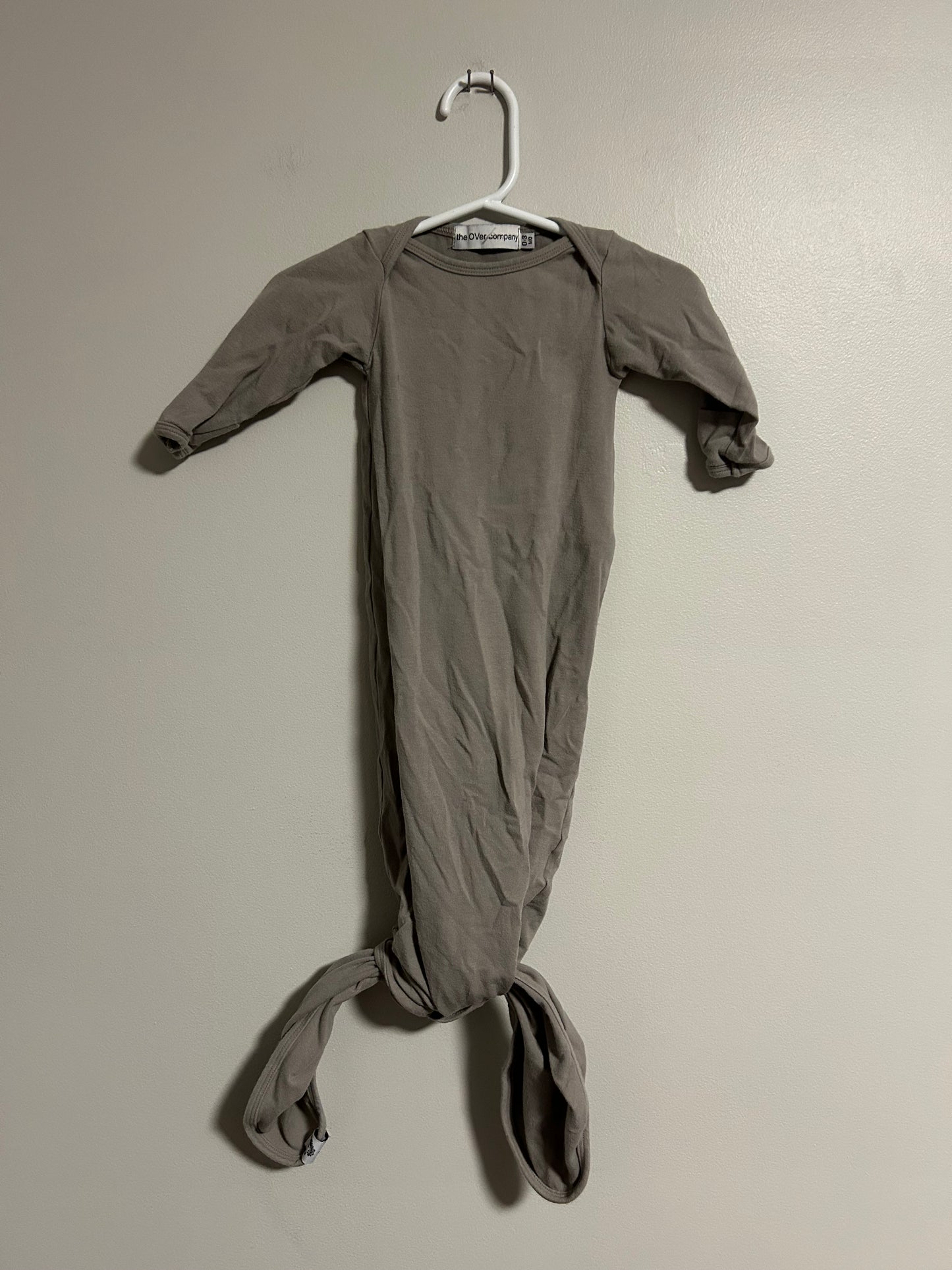 Over company 0/3m grey knot gown