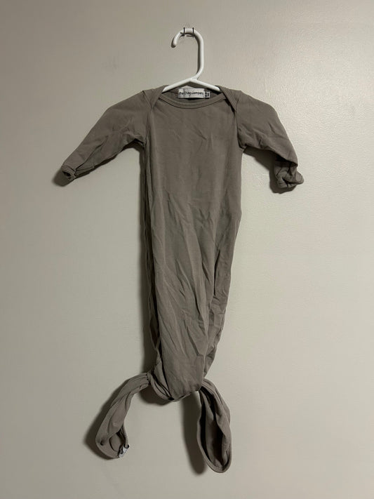 Over company 0/3m grey knot gown