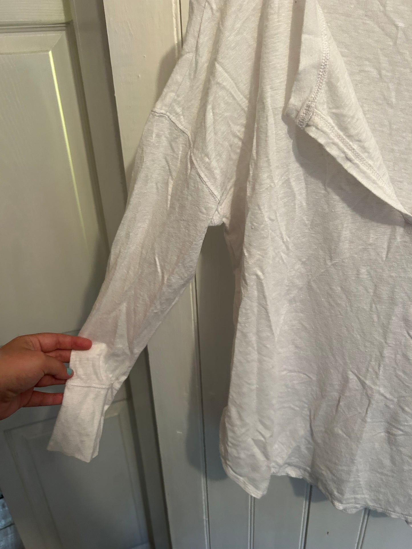 Banana republic small white long sleeve vneck top