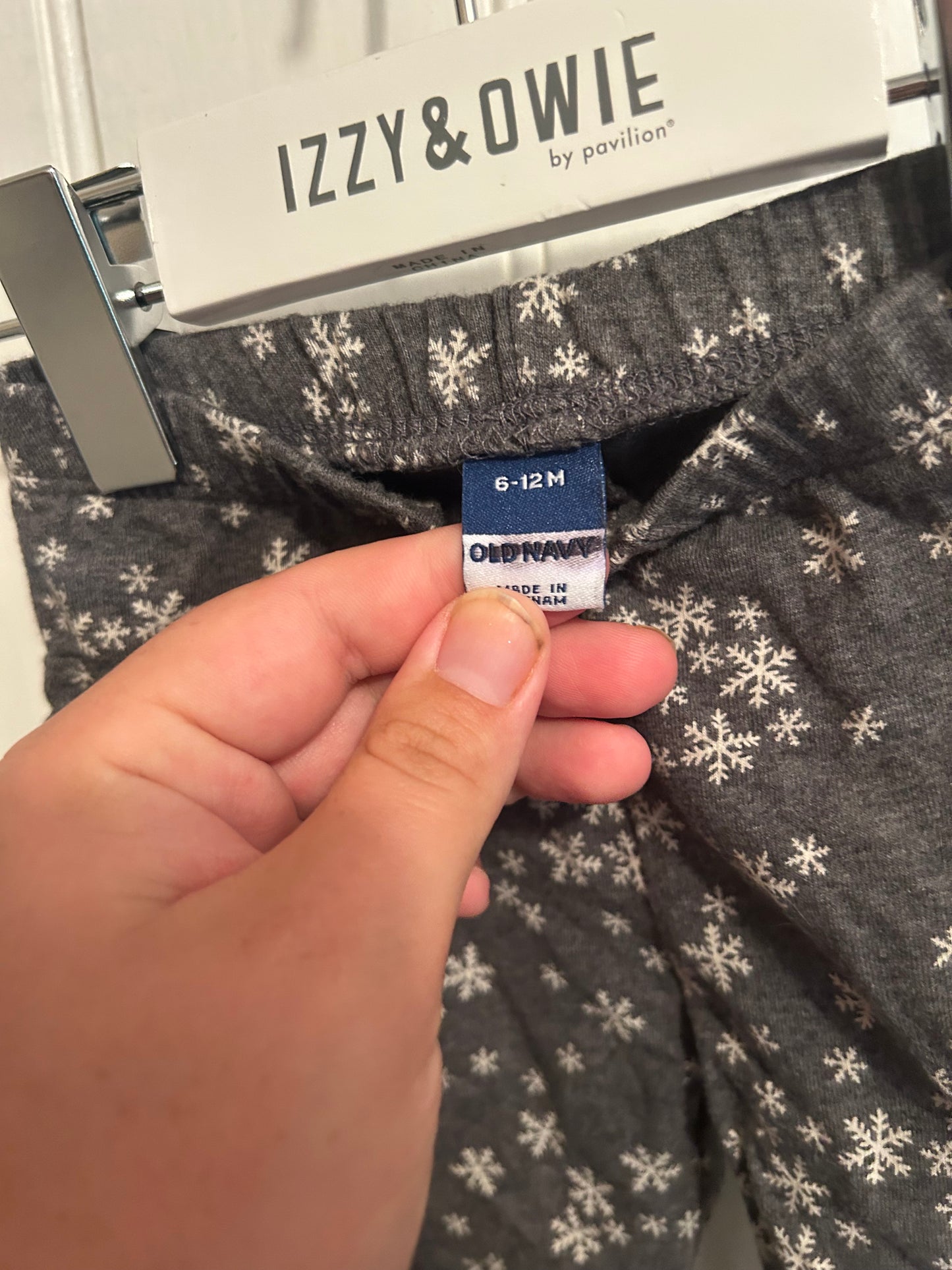 Old navy 6/12m grey snowflake ruffle bum leggings