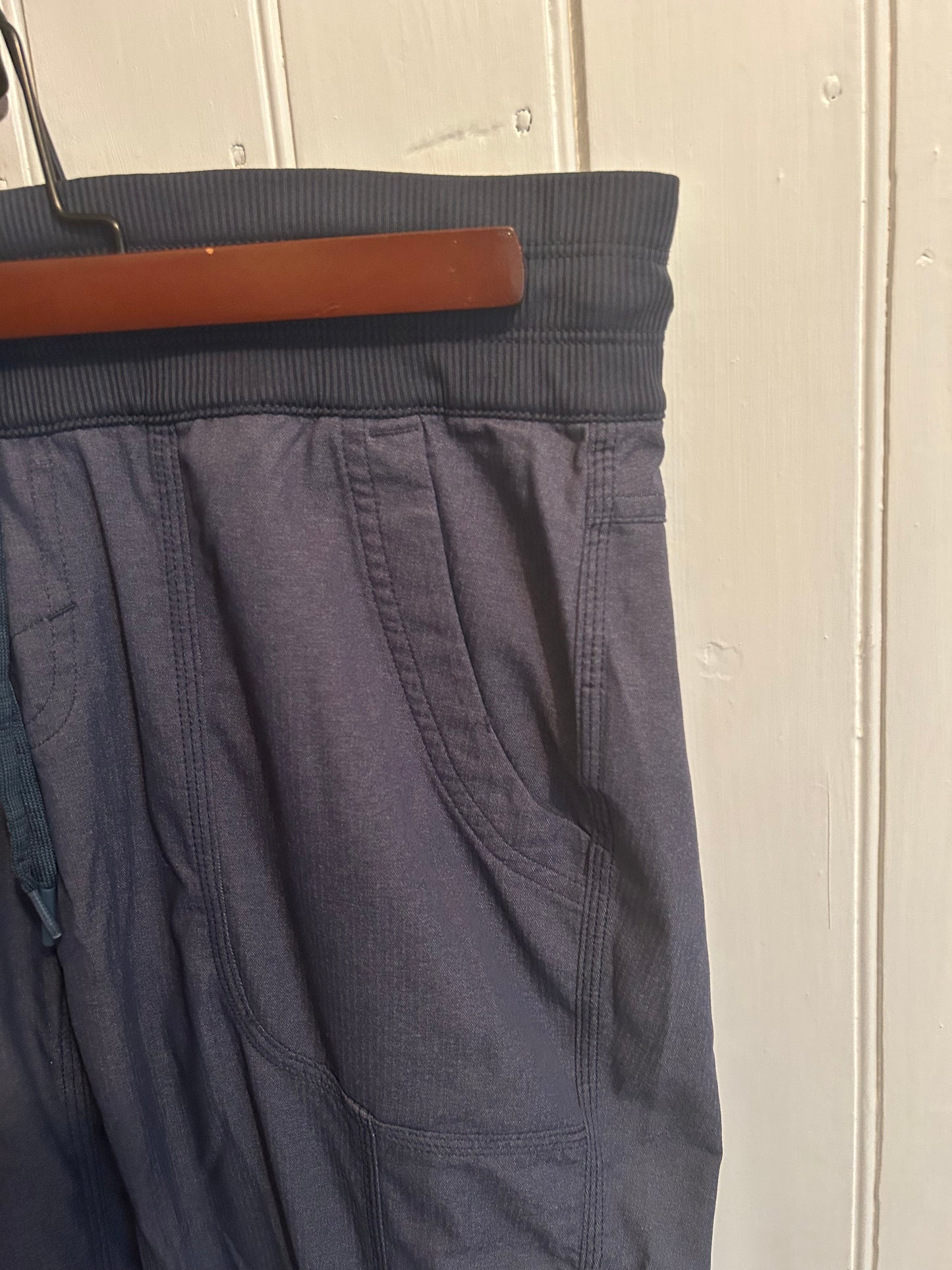 North Face medium navy blue scrunch pants