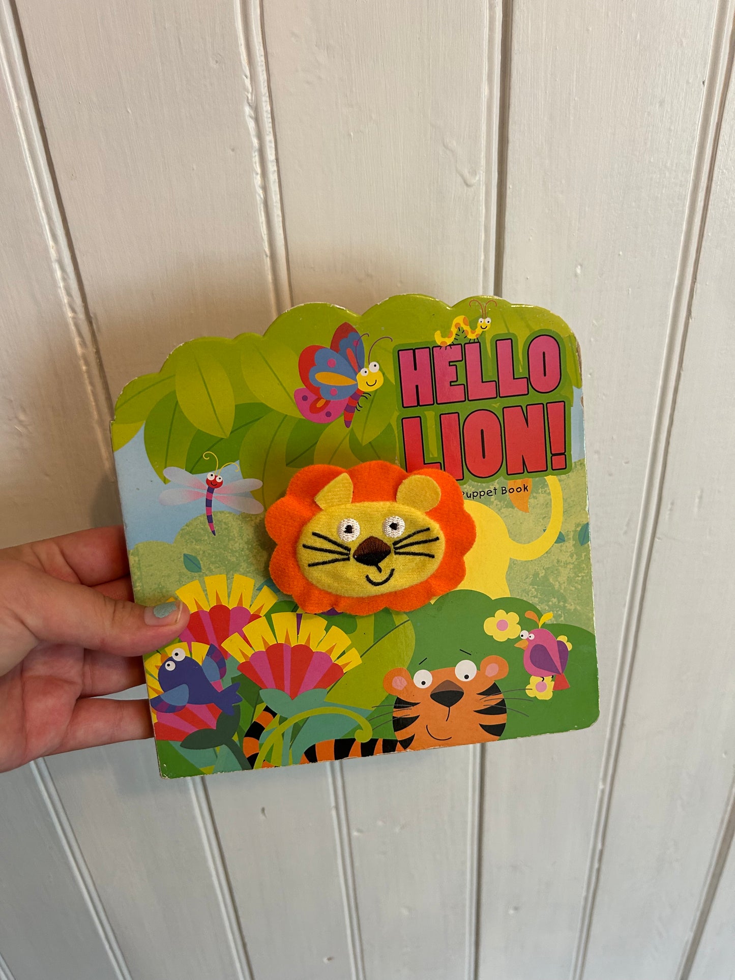 Hello lion finger puppet board book