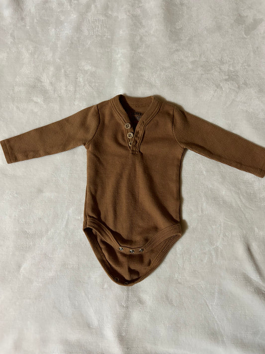 Dapper dude 0/3m brown waffle knit onesie