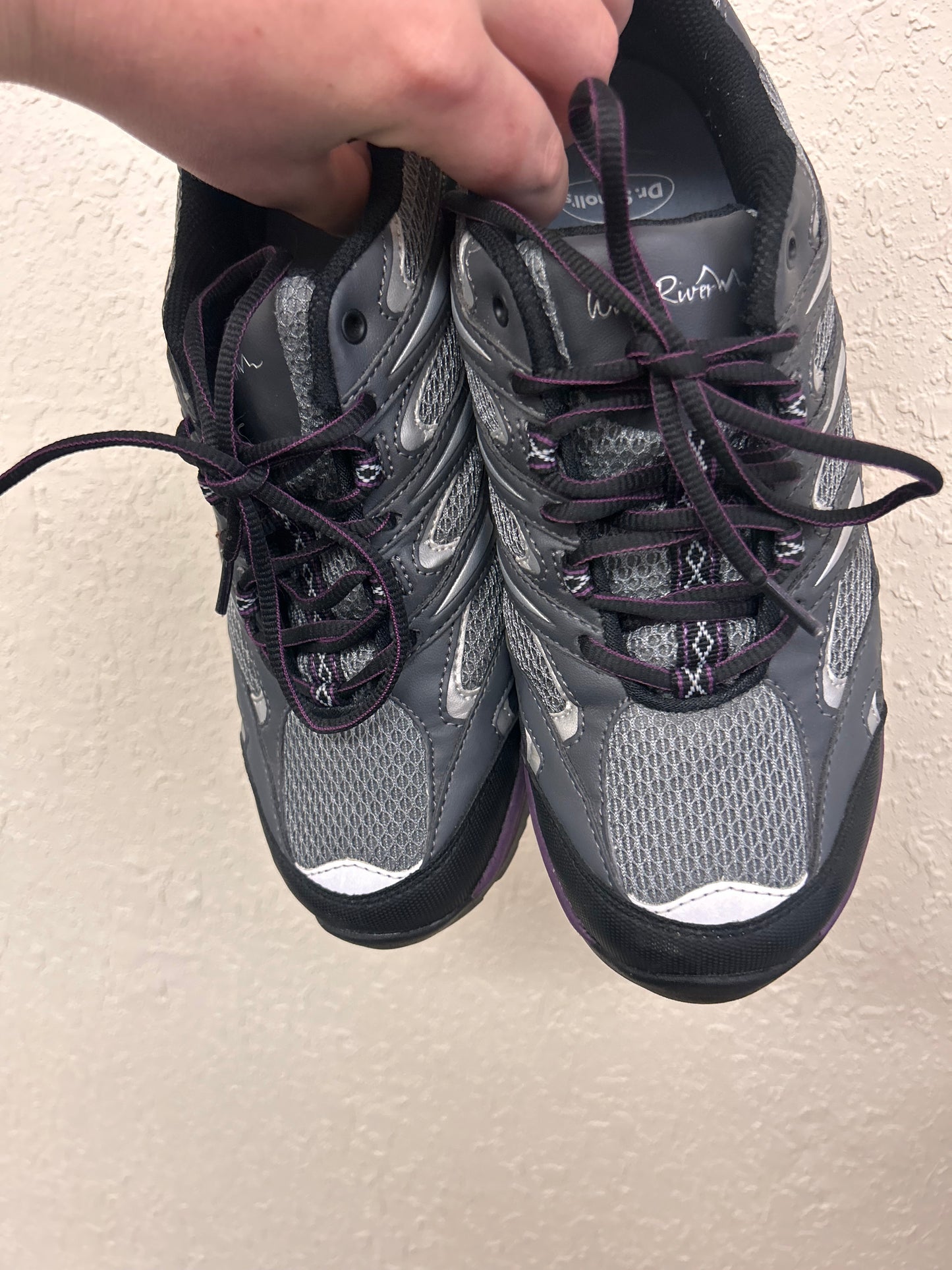 NEW Wind river DR scholls 8.5 grey  runners