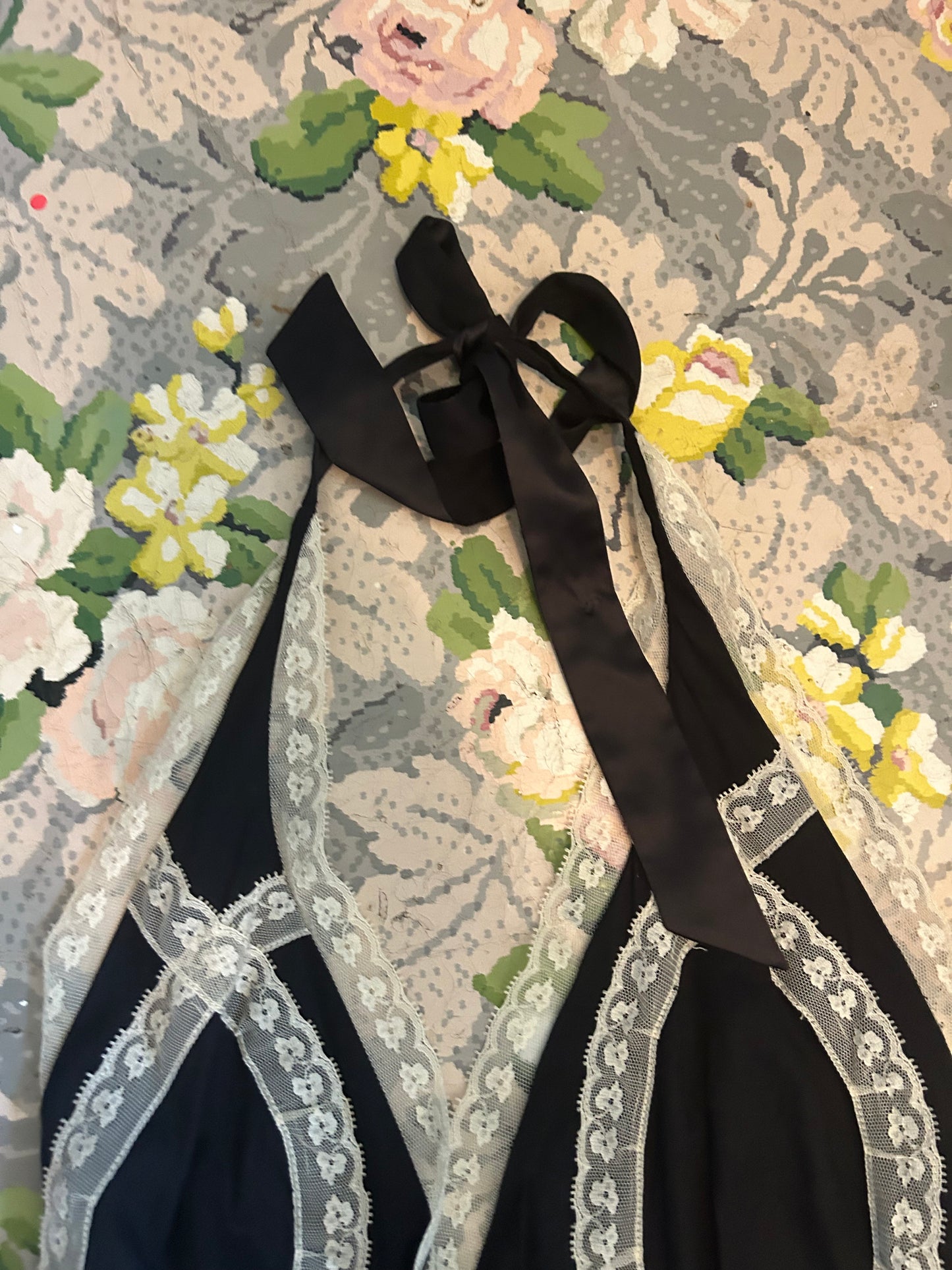 Guess by Marciano medium black silk white lace open back halter mini dress