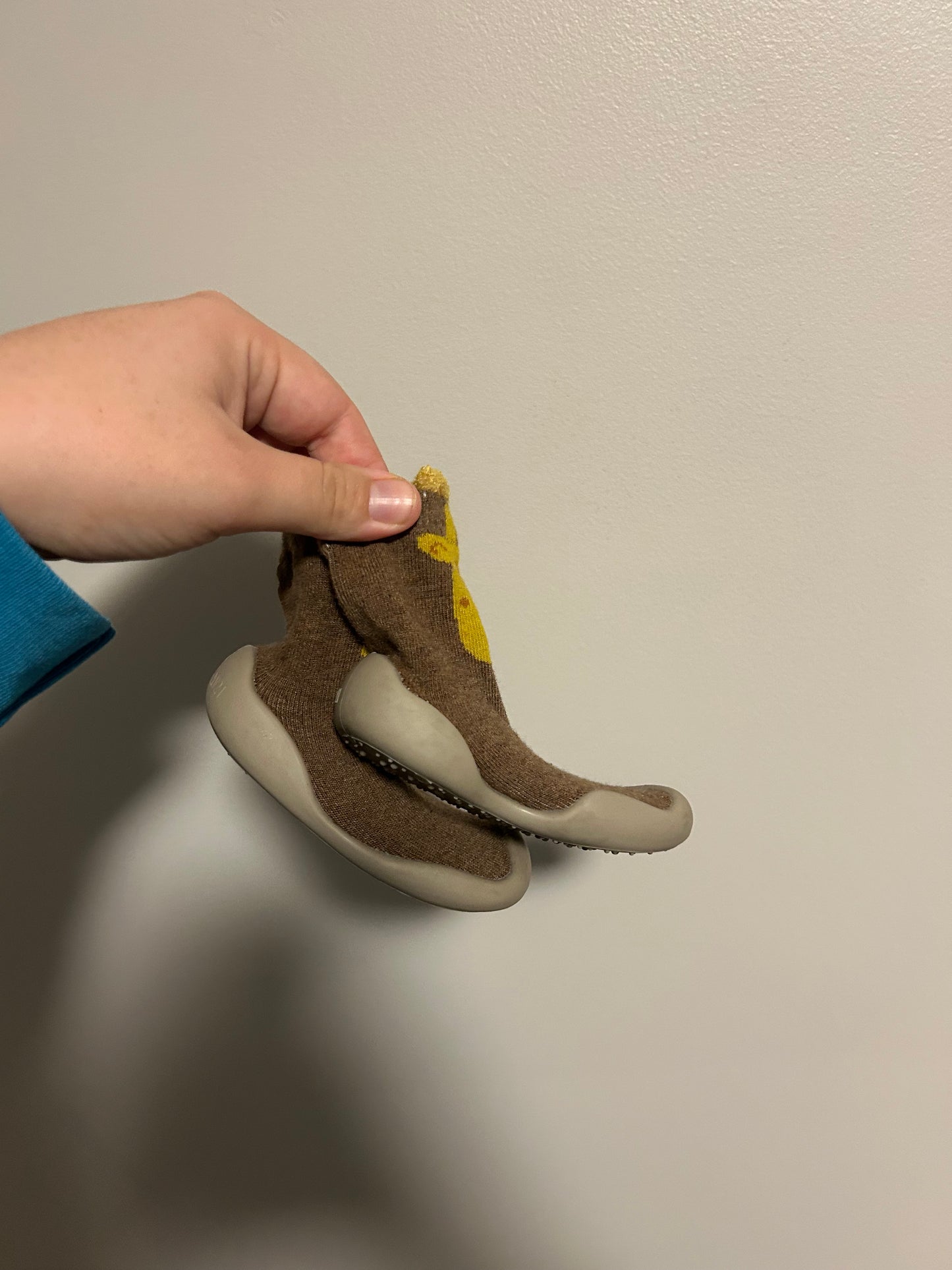 Infant 6 brown giraffe sock shoes