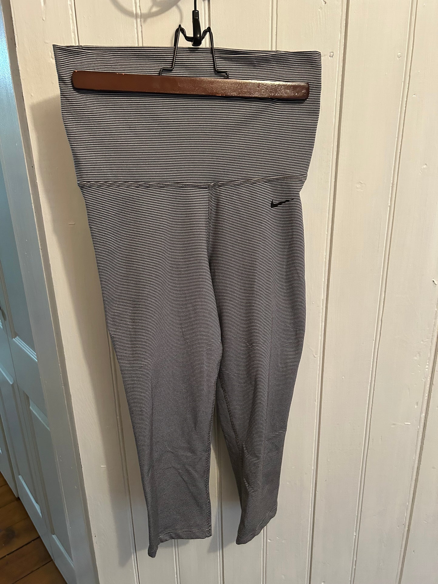 Nike xs black striped leggings