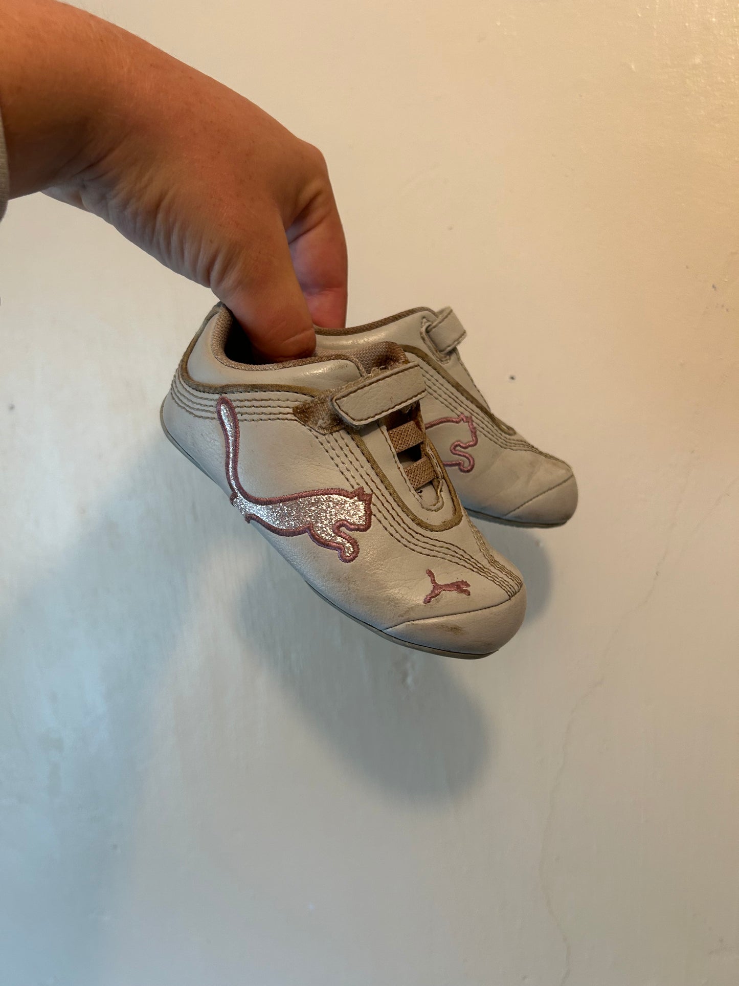 Puma infant 6 off white & pink sneakers