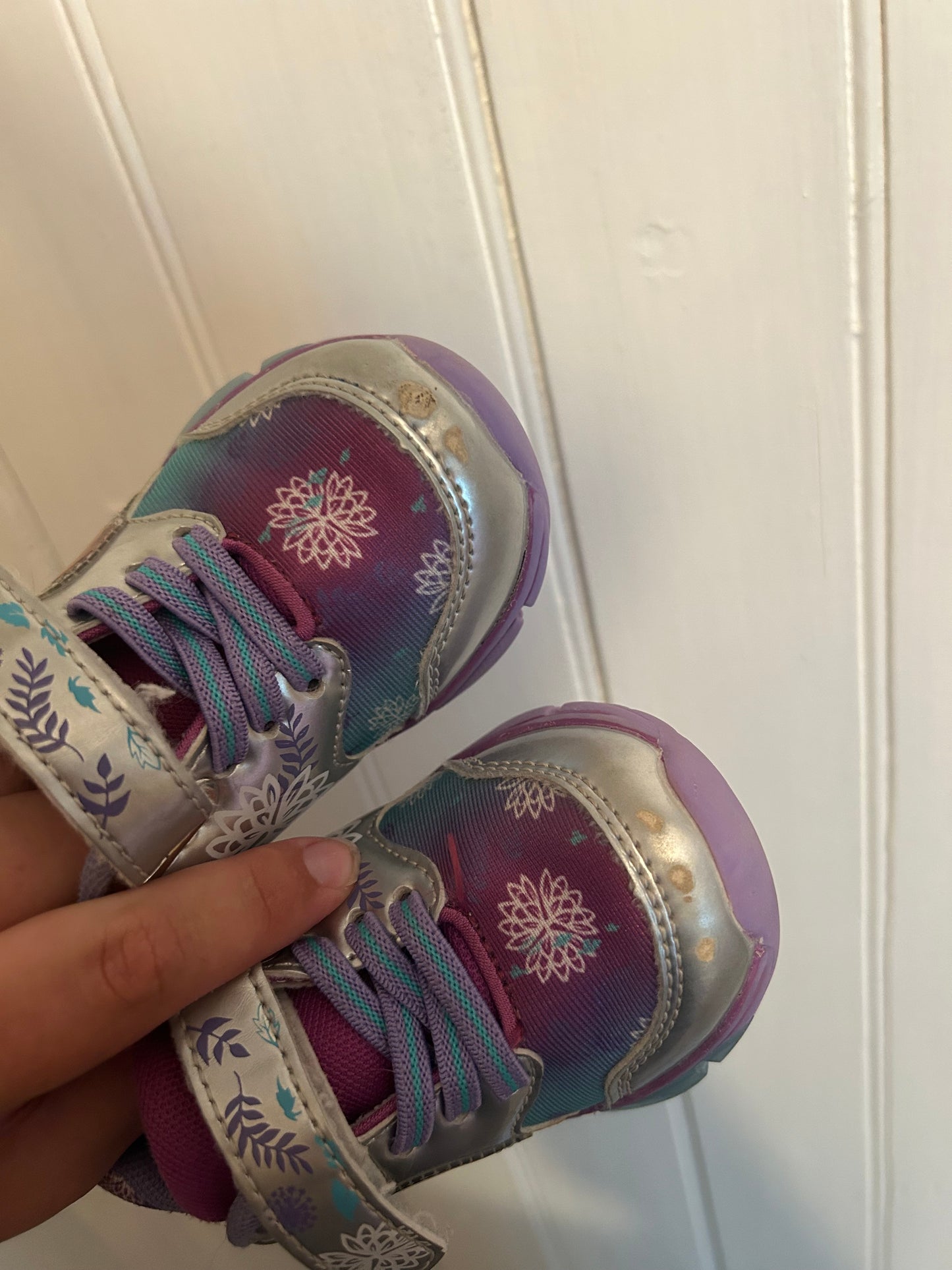 Frozen infant 7 light up sneakers