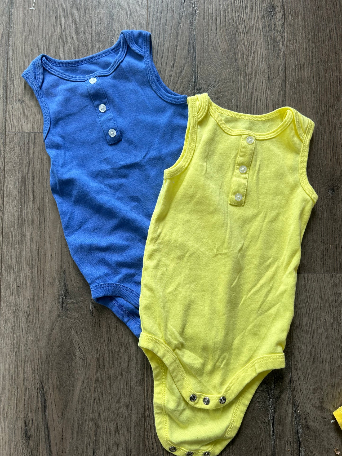 Joe fresh 12/18m blue & yellow tank onesies