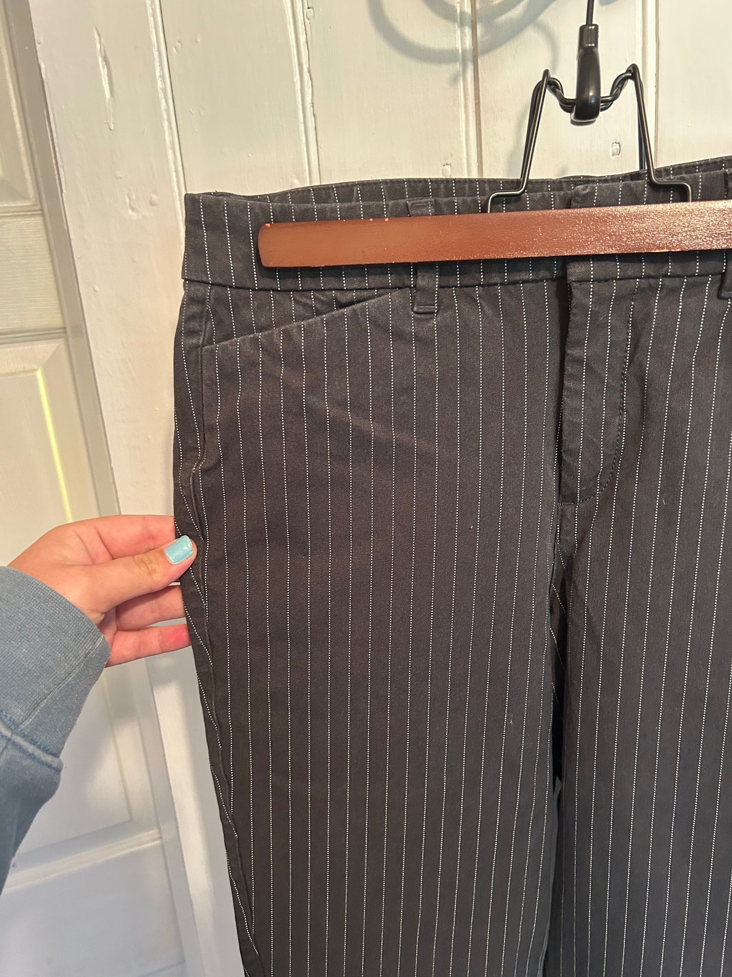 Old navy 4 TALL black striped skinny pixie pant