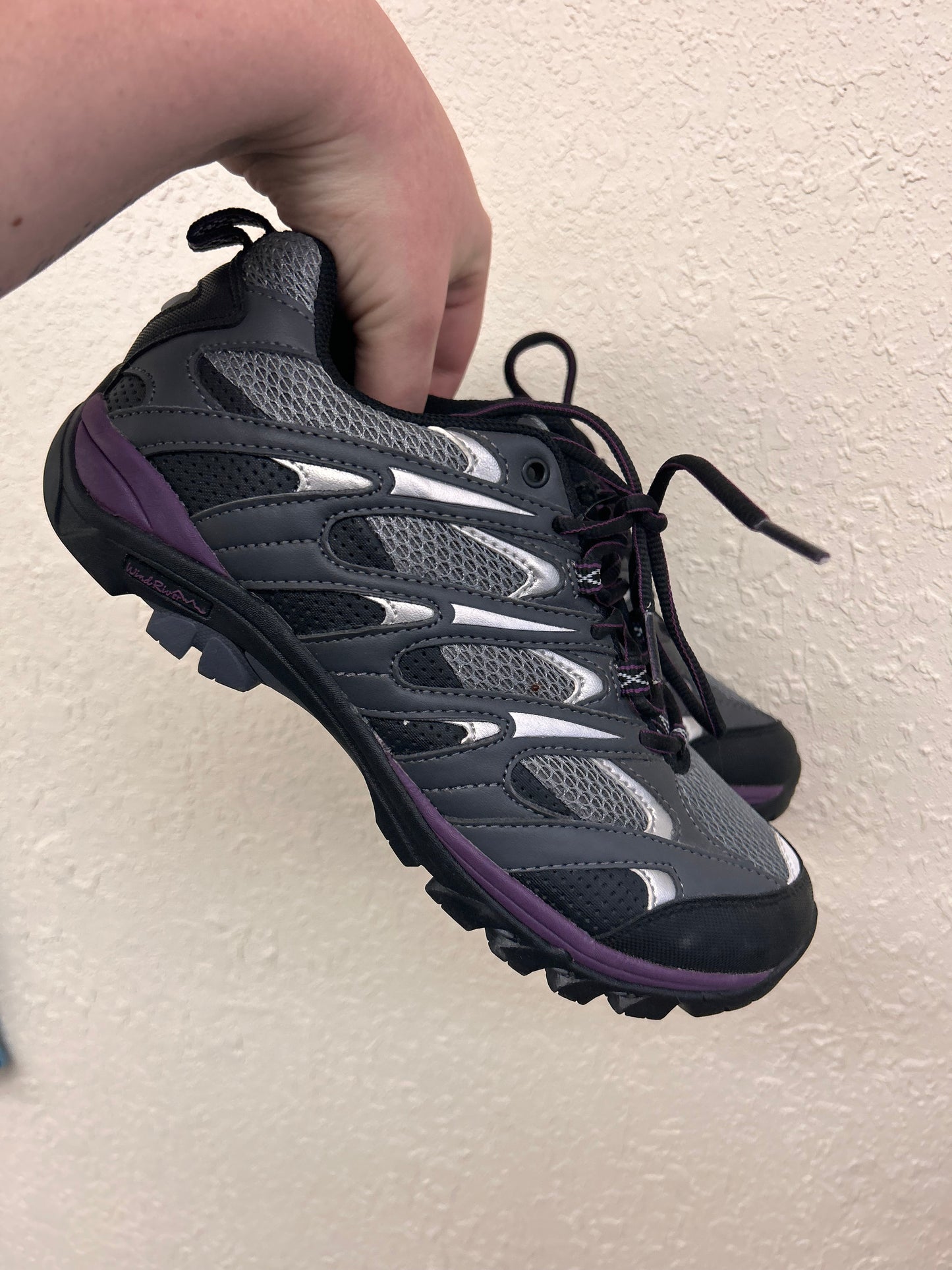 NEW Wind river DR scholls 8.5 grey  runners