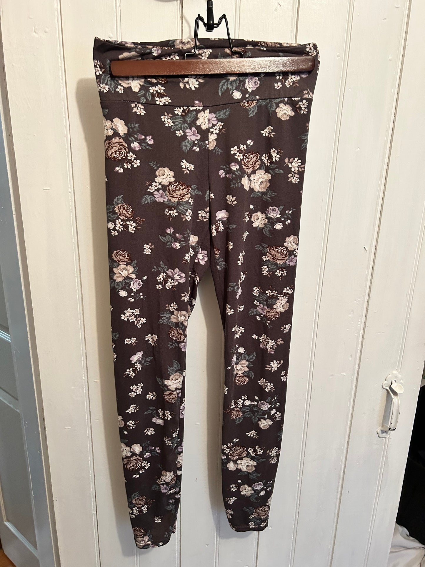 Ardene small grey & purple floral leggings